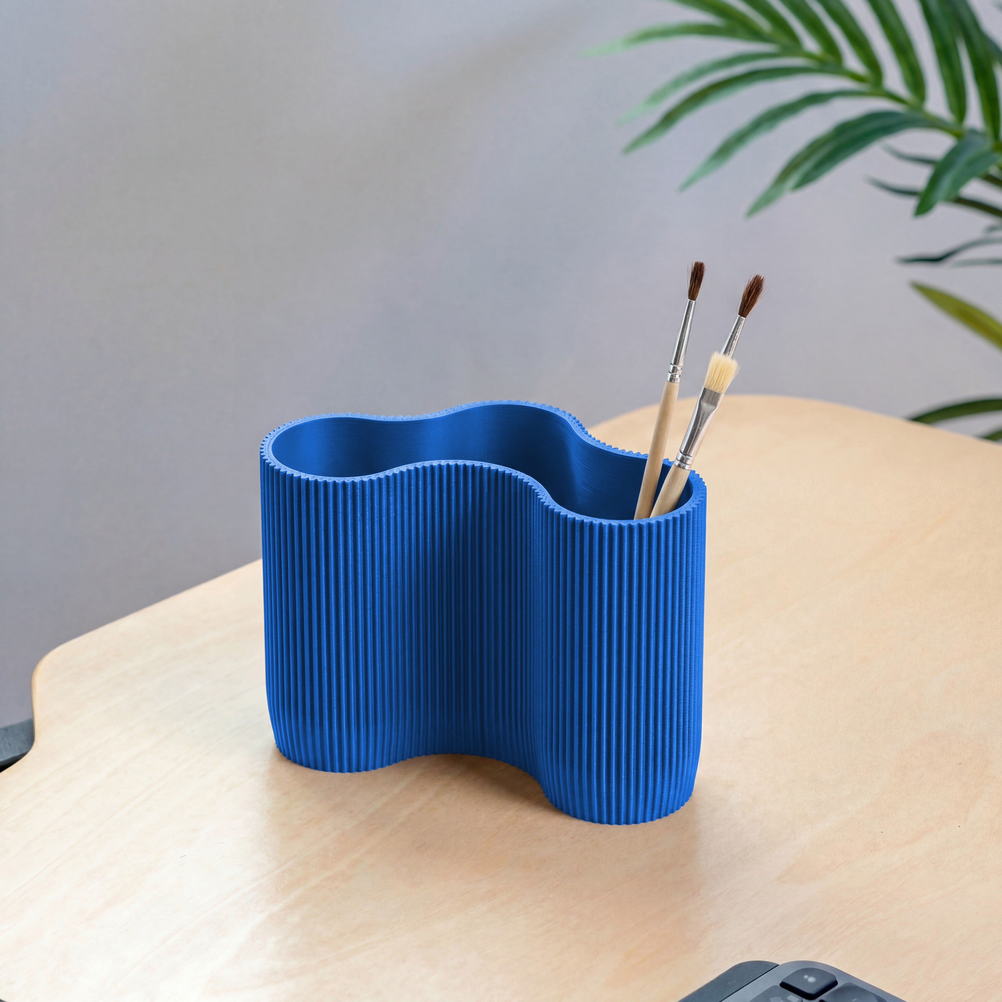 KORALLE Stiftehalter Modul DREI in balu aus dem 3D Druck mit Pinseln auf hellem Schreibtisch #farbe_blau