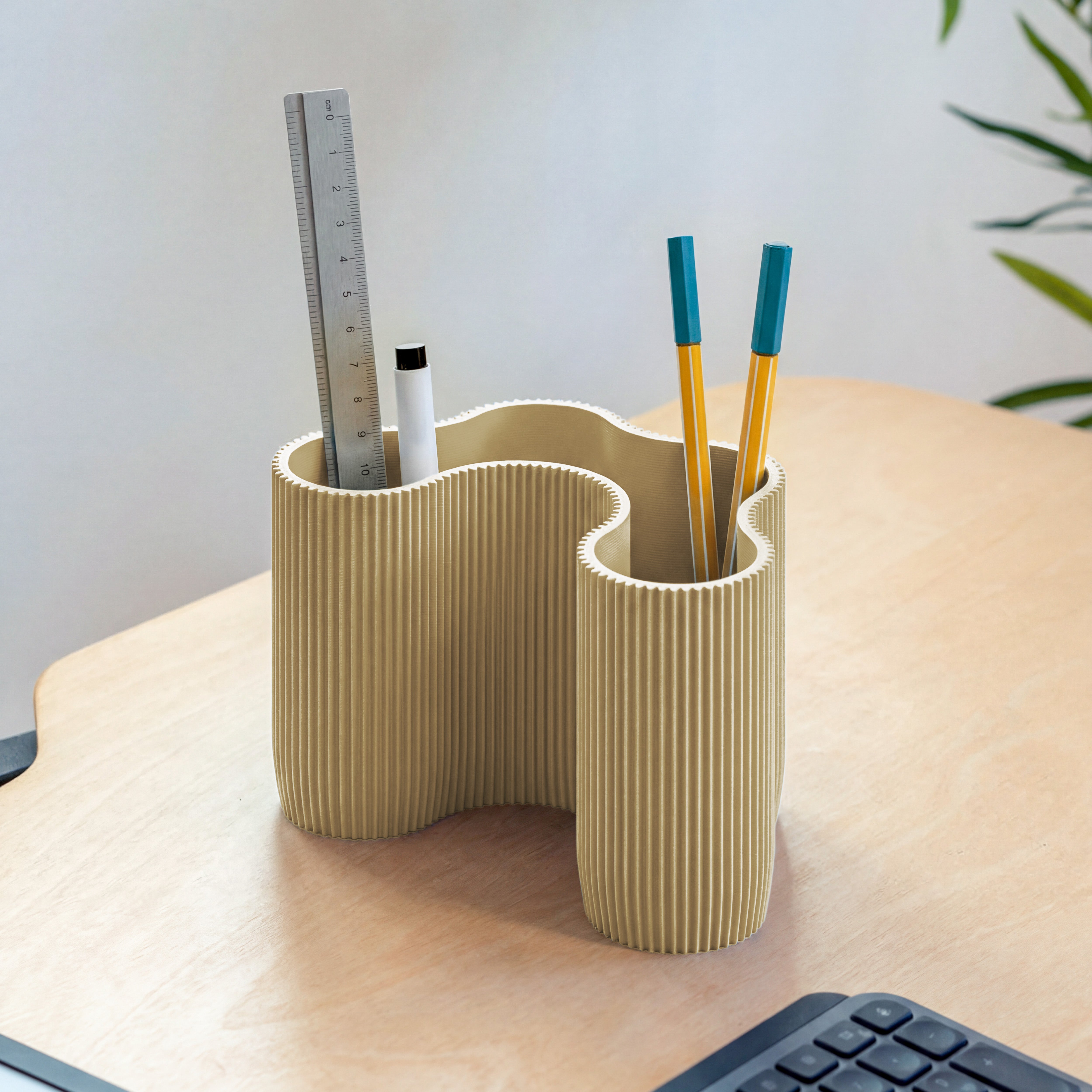 KORALLE Stiftehalter Modul vier in beige aus dem 3D Druck mit Lineal und Stiften am Schreibtisch #farbe_beige