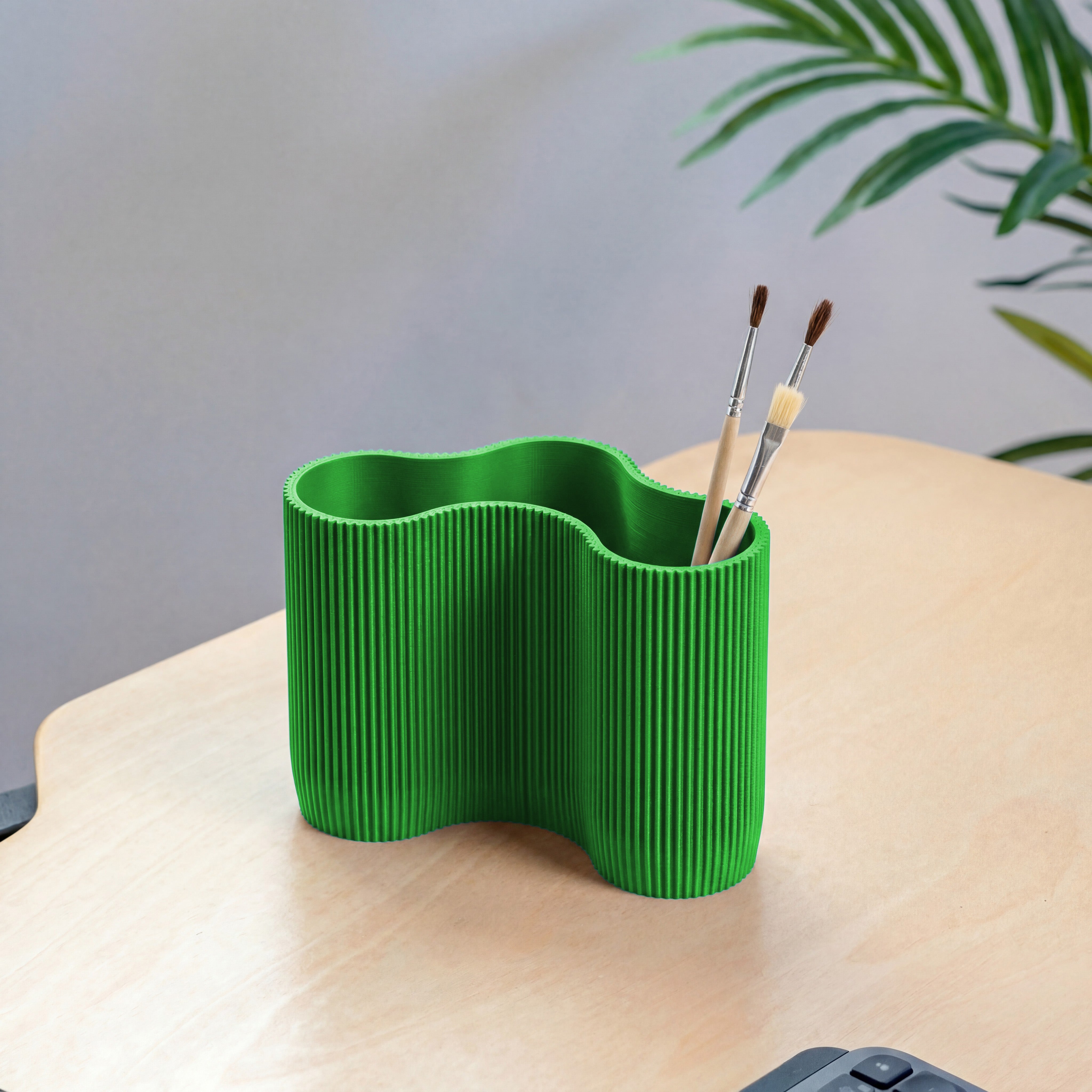 KORALLE Stiftehalter Modul DREI in Grün aus dem 3D Druck mit Pinseln auf hellem Schreibtisch #farbe_grün