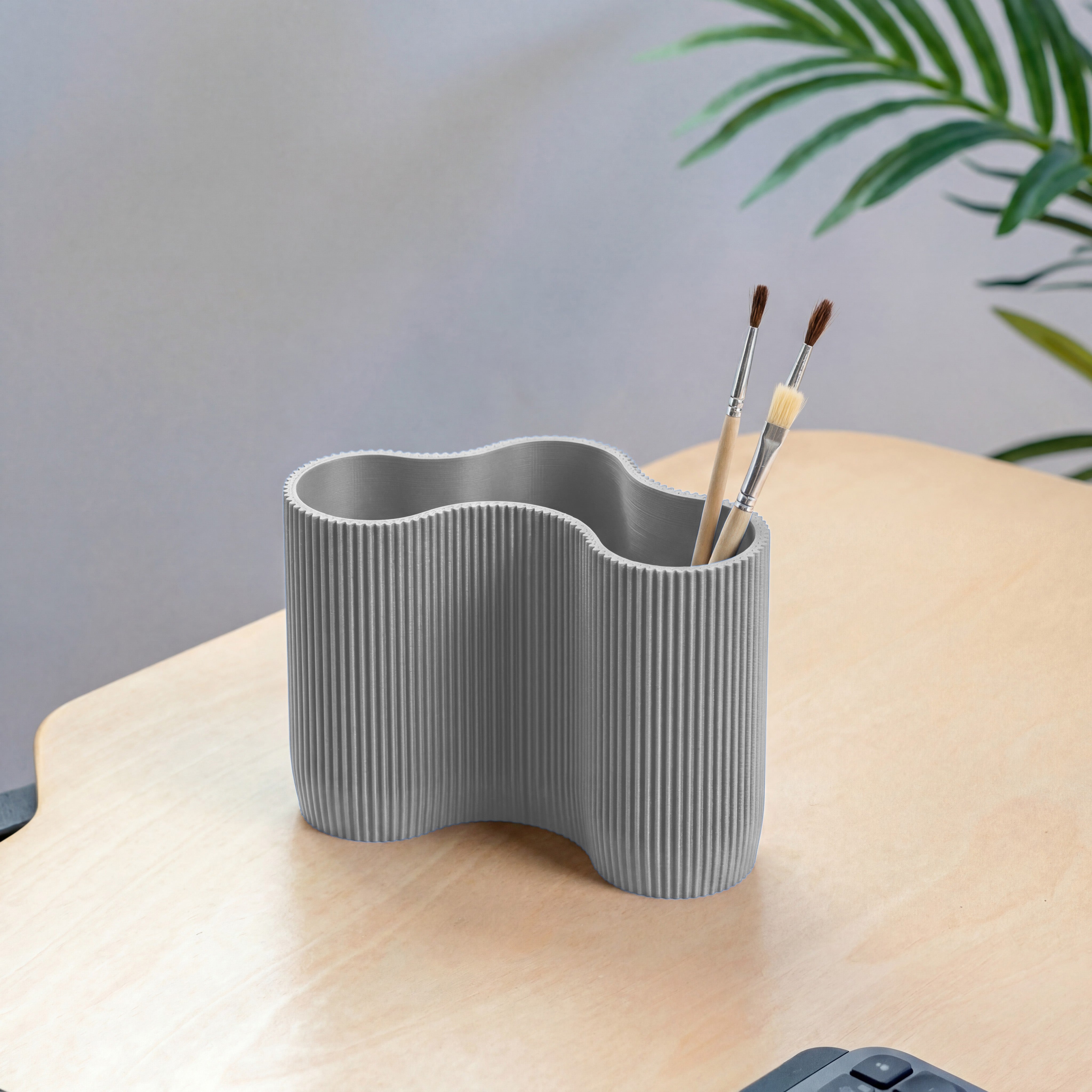 KORALLE Stiftehalter Modul DREI in Grau aus dem 3D Druck mit Pinseln auf hellem Schreibtisch #farbe_hellgrau