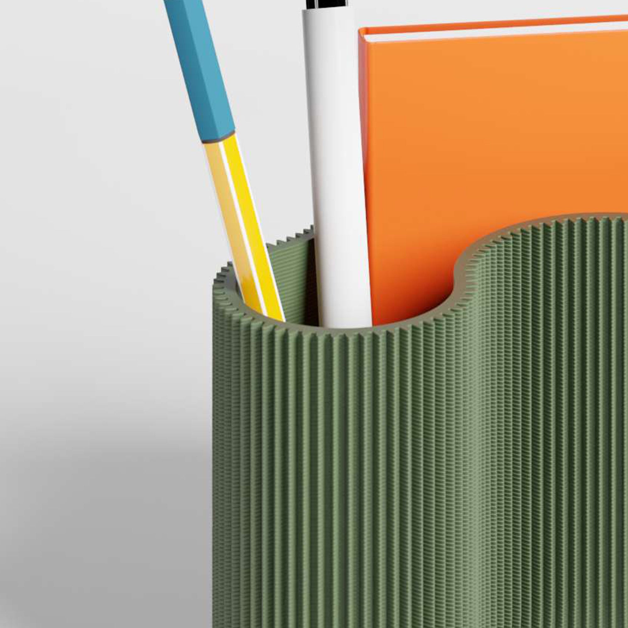 Detail des KORALLE Stiftehalters Modul DREI in olivgrün aus dem 3D Druck mit Stift und Notizbuch #farbe_olivgrün