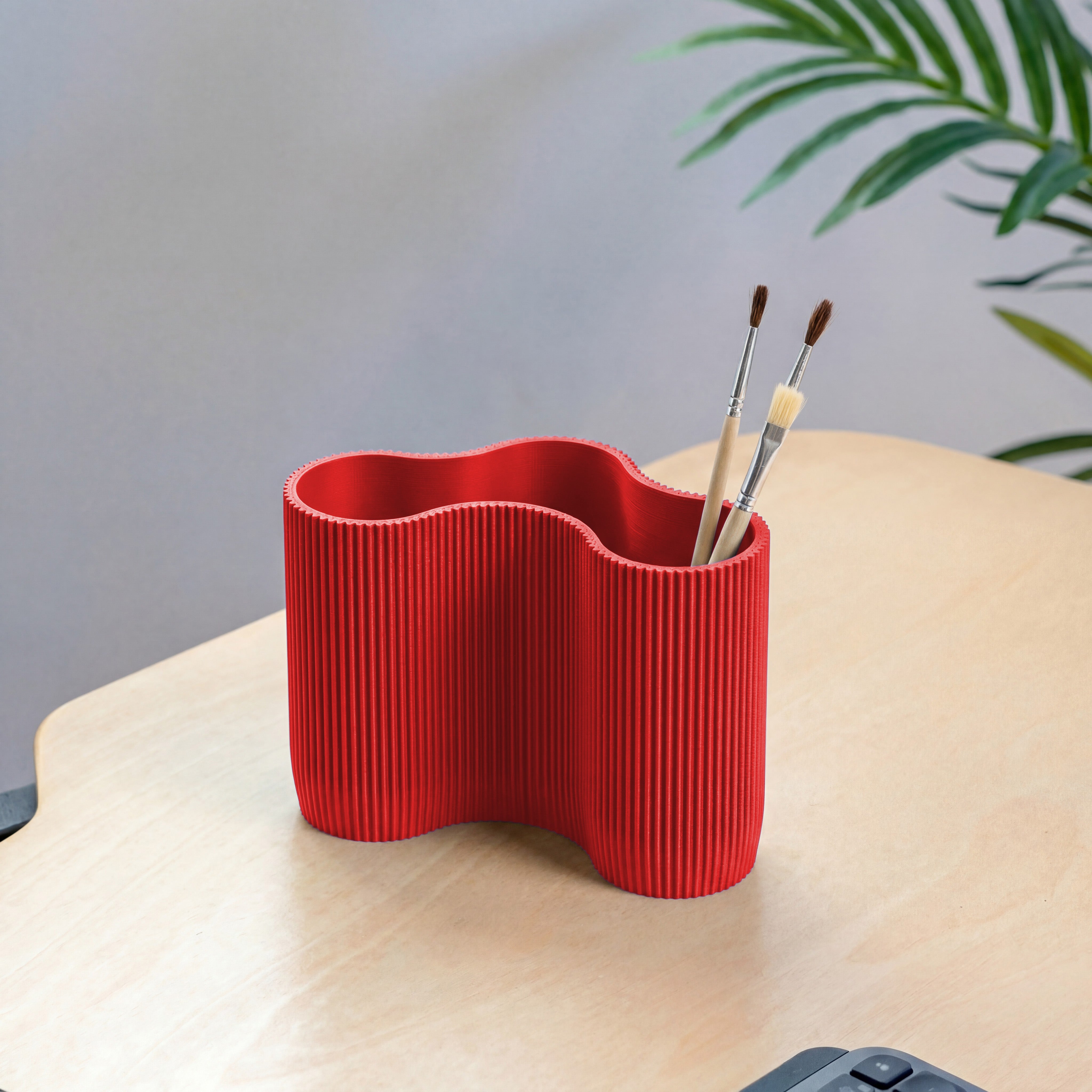 KORALLE Stiftehalter Modul DREI in rot aus dem 3D Druck mit Pinseln auf hellem Schreibtisch #farbe_rot