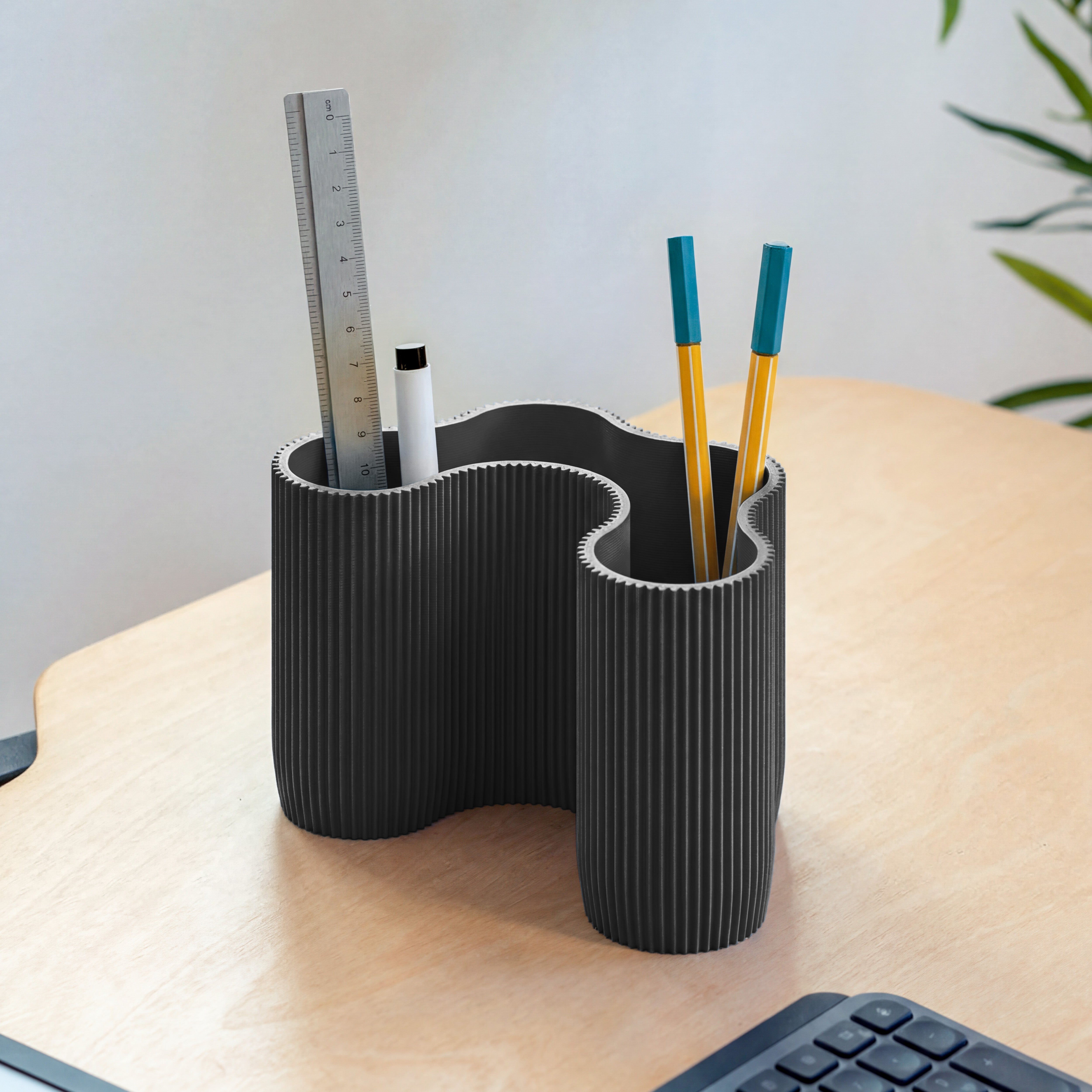 KORALLE Stiftehalter Modul vier in schwarz aus dem 3D Druck mit Lineal und Stiften am Schreibtisch #farbe_schwarz