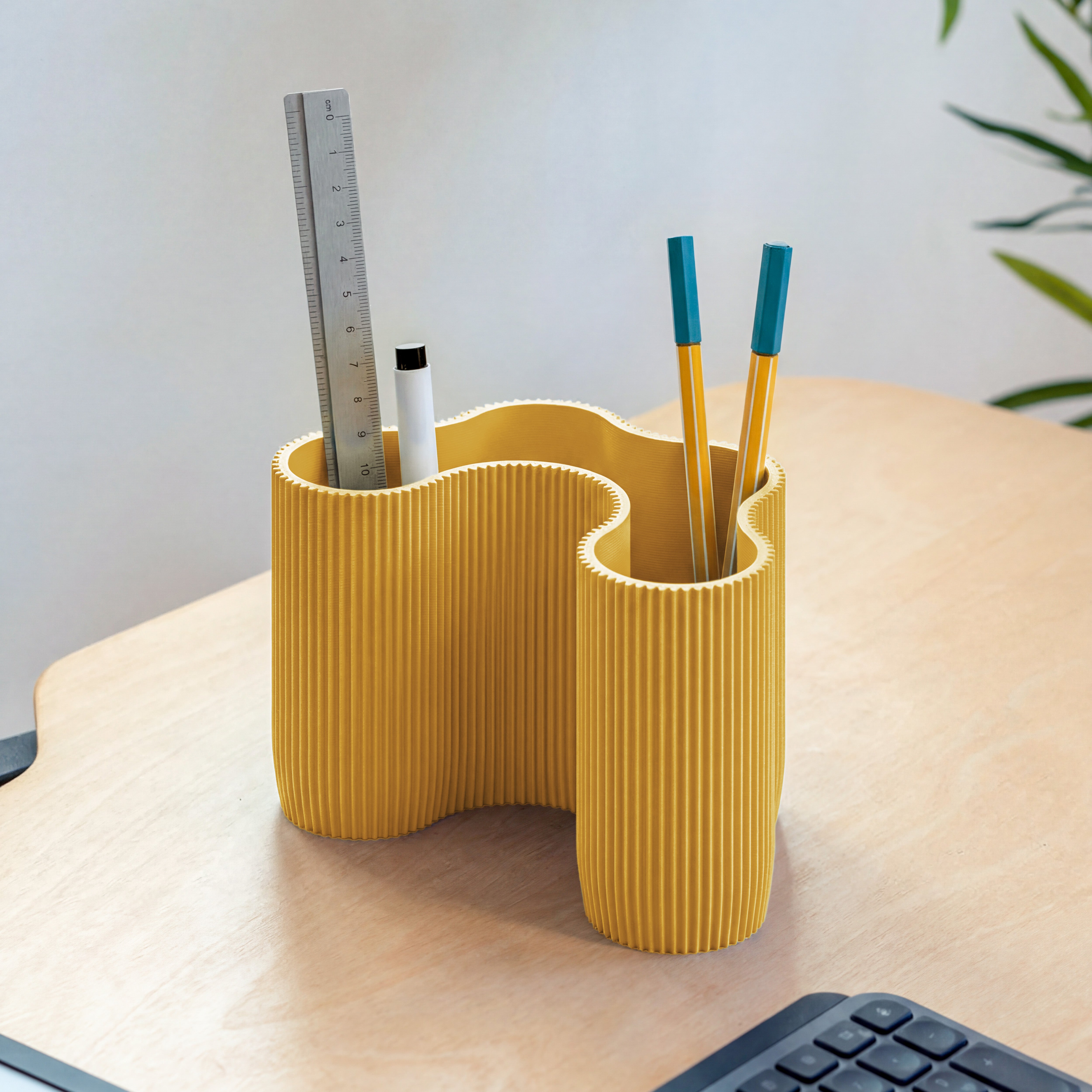 KORALLE Stiftehalter Modul vier in Senfgelb aus dem 3D Druck mit Lineal und Stiften am Schreibtisch #farbe_senfgelb