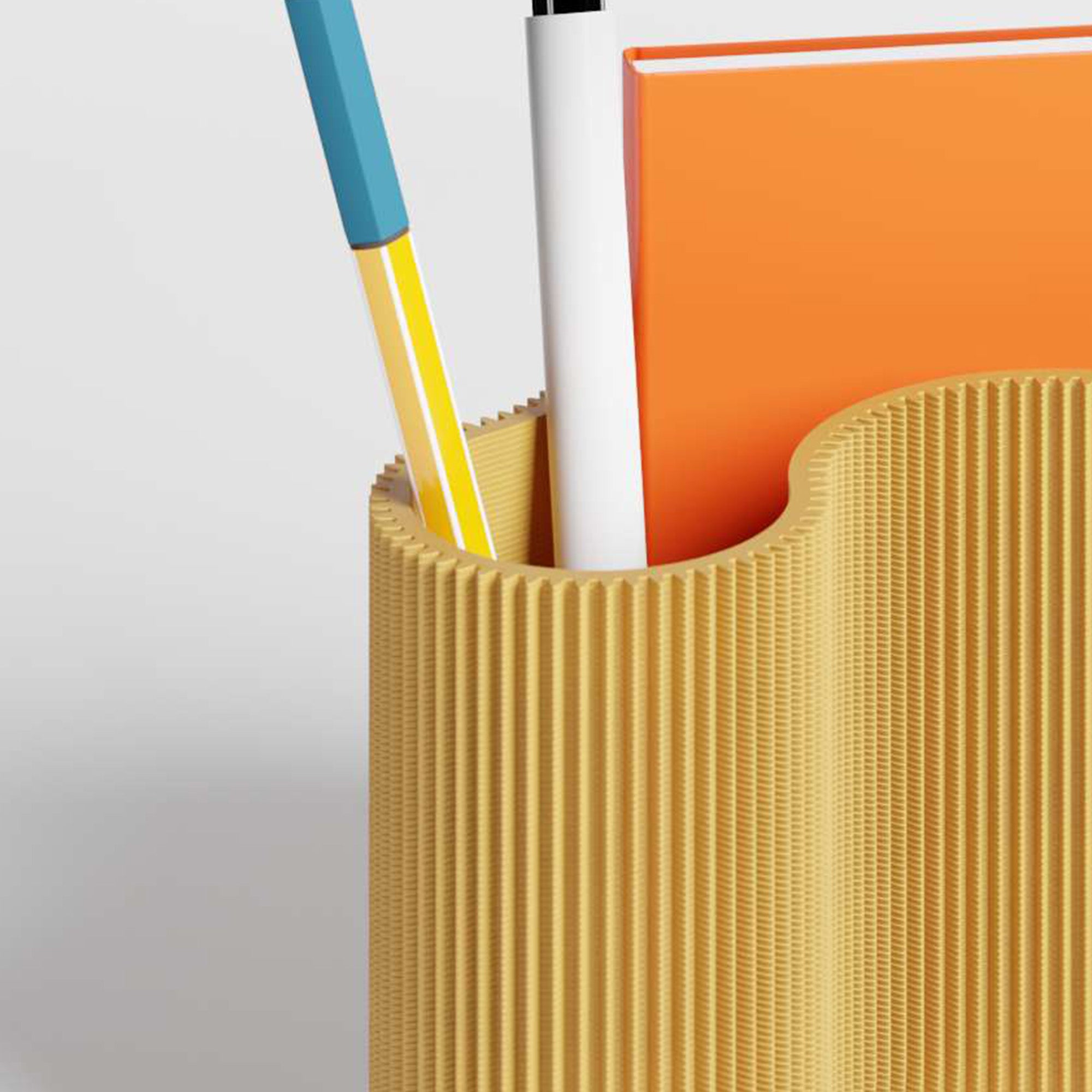 Detail des KORALLE Stiftehalters Modul DREI in senfgelb aus dem 3D Druck mit Stift und Notizbuch #farbe_senfgelb