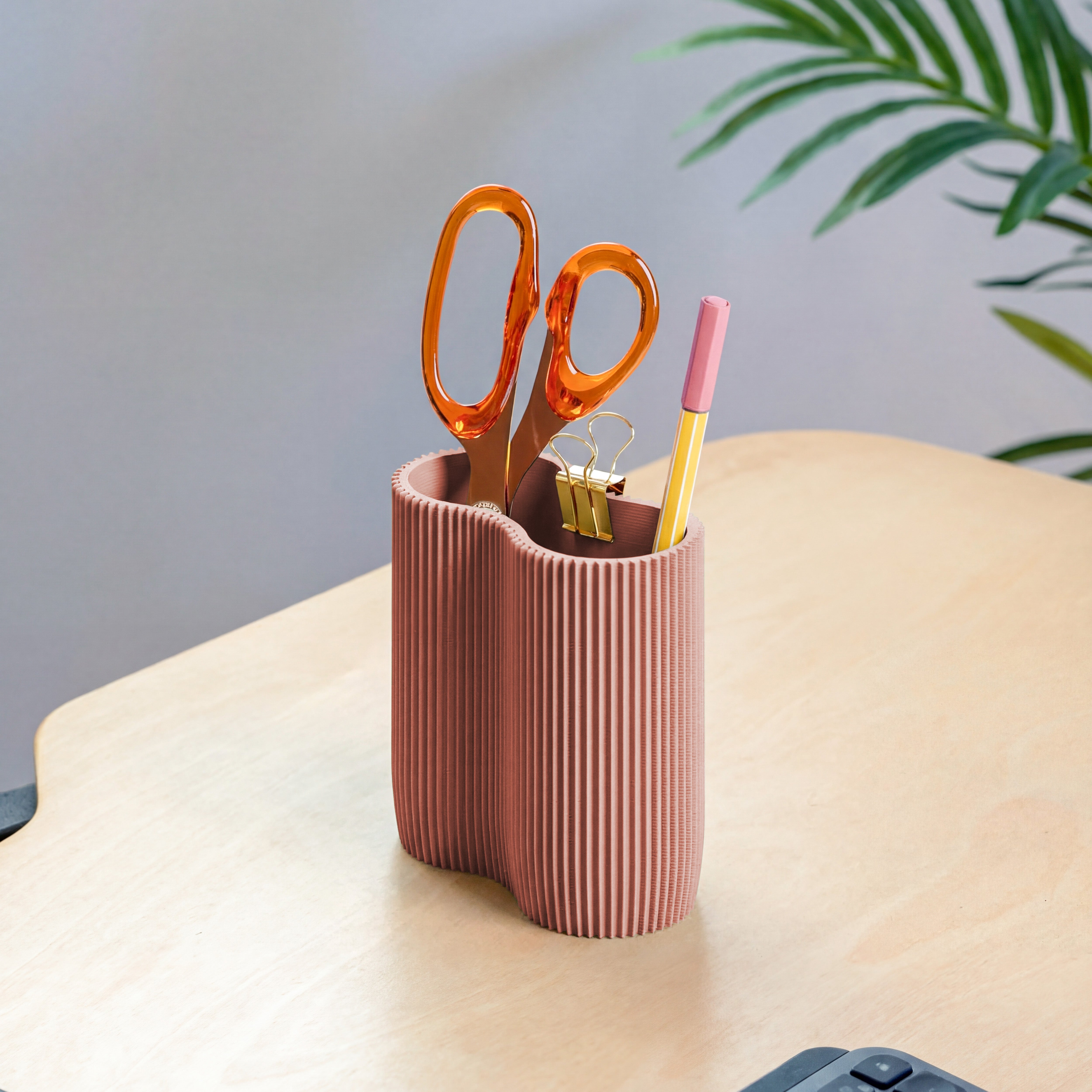 KORALLE Stiftehalter Modul ZWEI in terracotta aus dem 3D Druck mit Schere und Stiften am Schreibtisch #farbe_terracotta