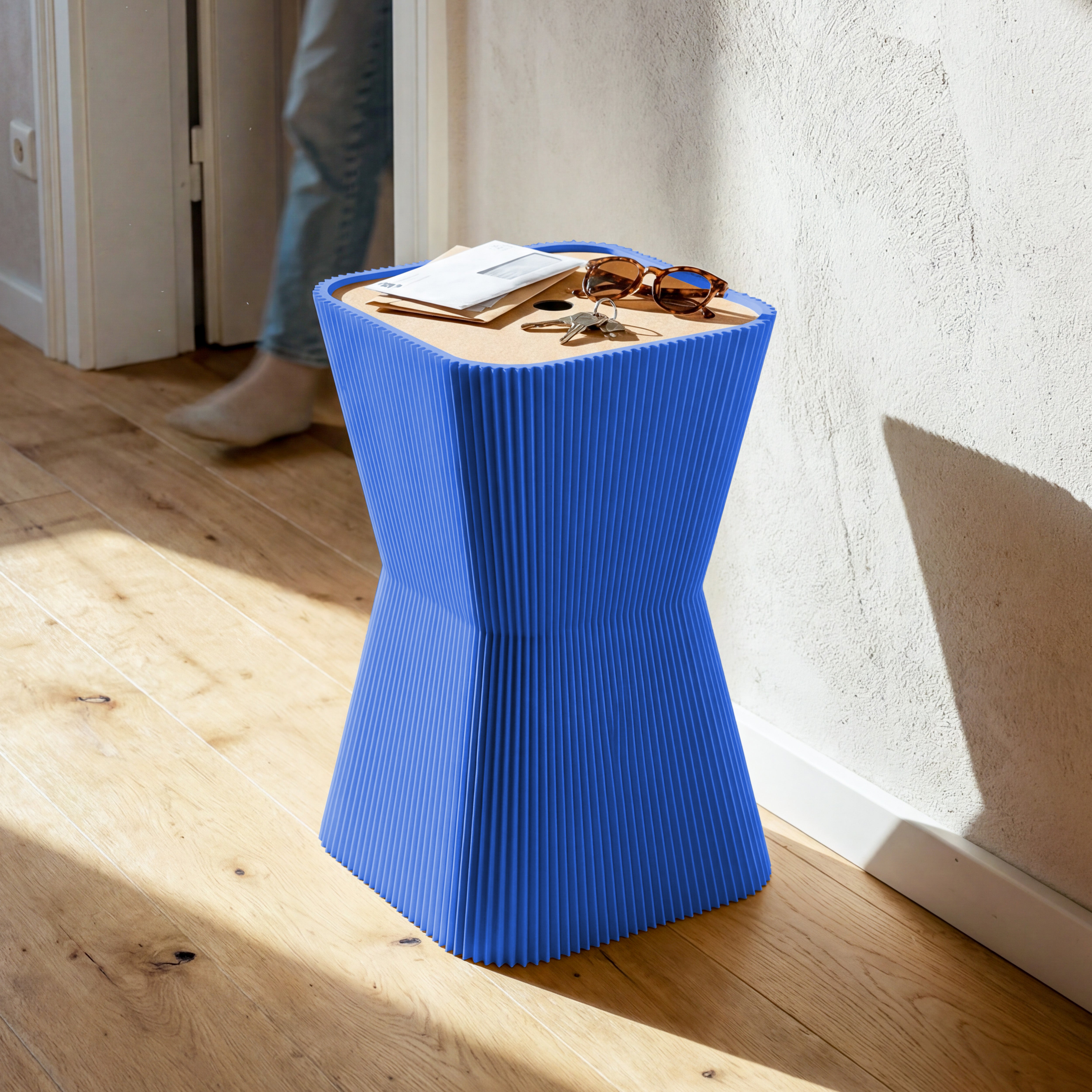 Beistelltisch Pyramide in blau im Flur mit Schlüssel, Post und Sonnenbrille auf dem Korkdeckel #farbe_blau