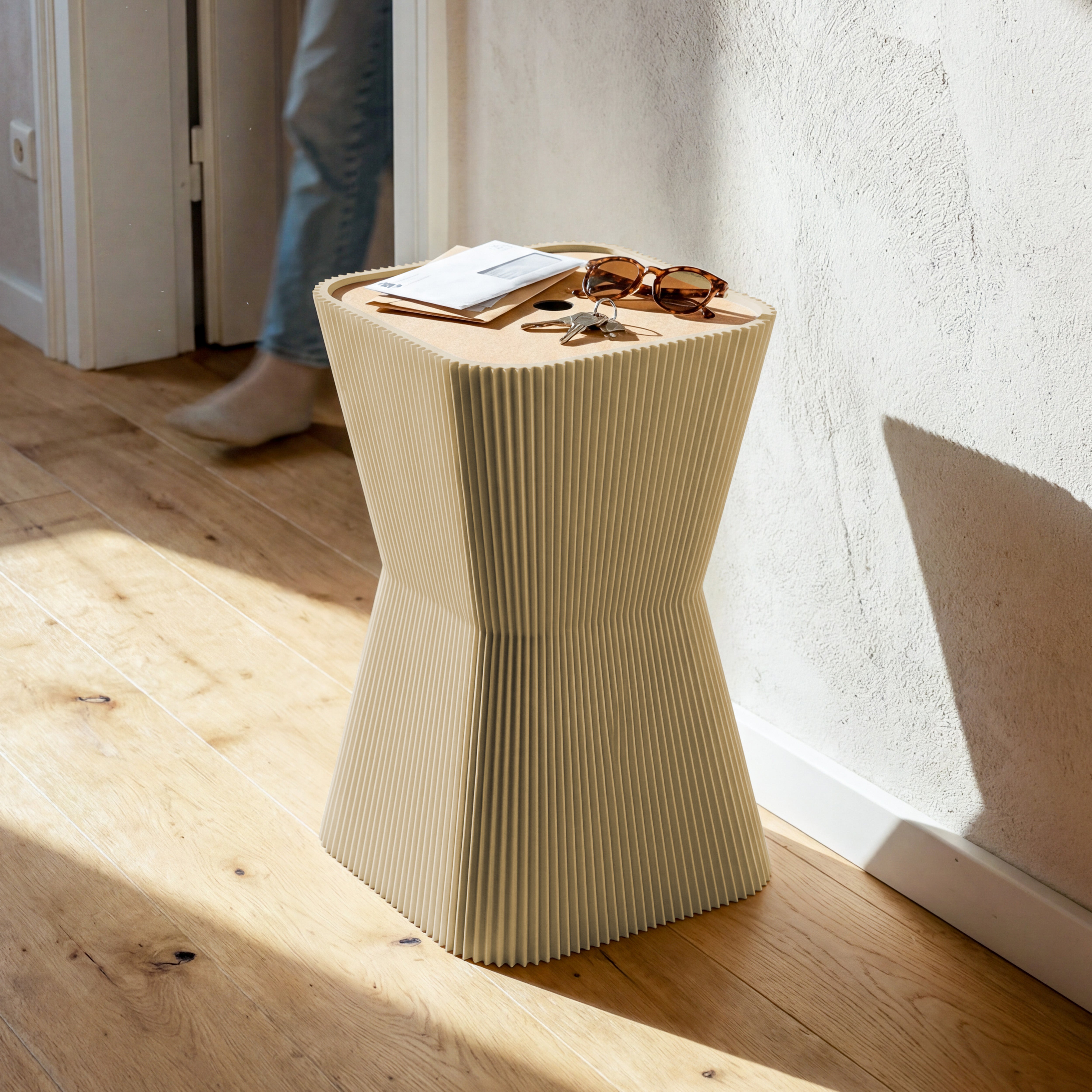 Beistelltisch Pyramide in beige im Flur mit Schlüssel, Post und Sonnenbrille auf dem Korkdeckel #farbe_beige
