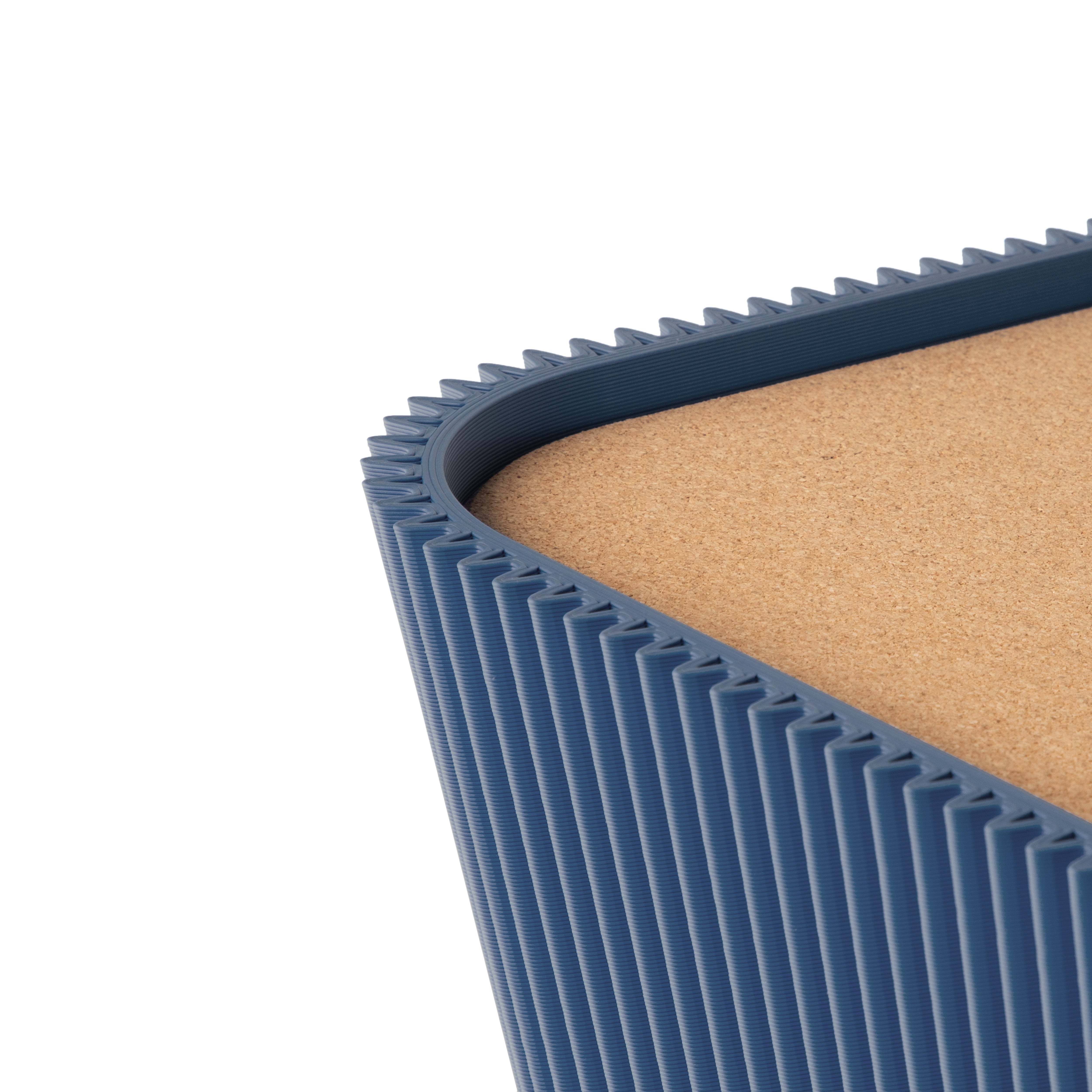 Detail der geriffelten Ecke und Korkoberfläche vom Beistelltisch Pyramide in navyblau #farbe_navyblau