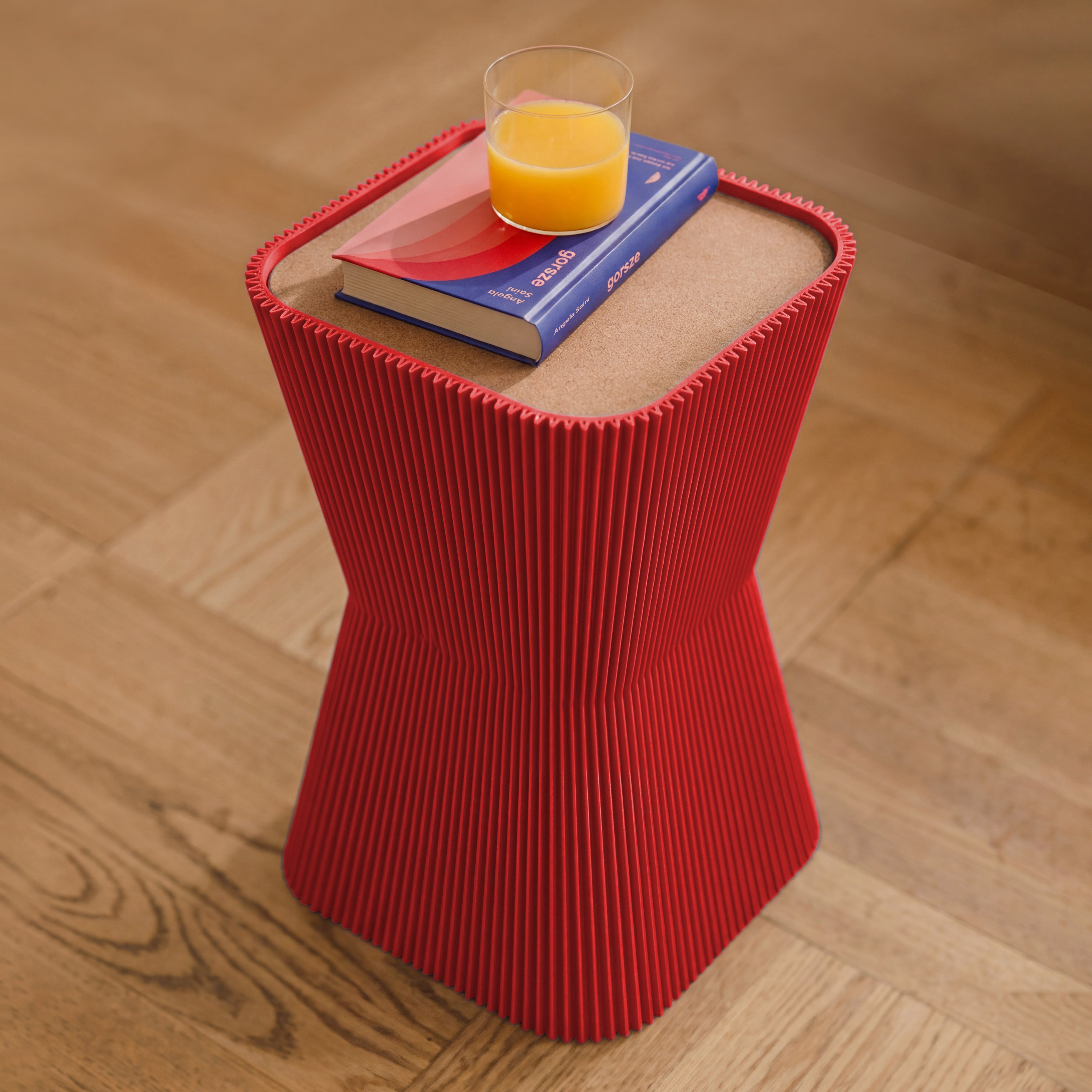 Beistelltisch Pyramide in rot aus dem 3D Druck mit Buch und Orangensaft auf dem Korkdeckel #farbe_rot