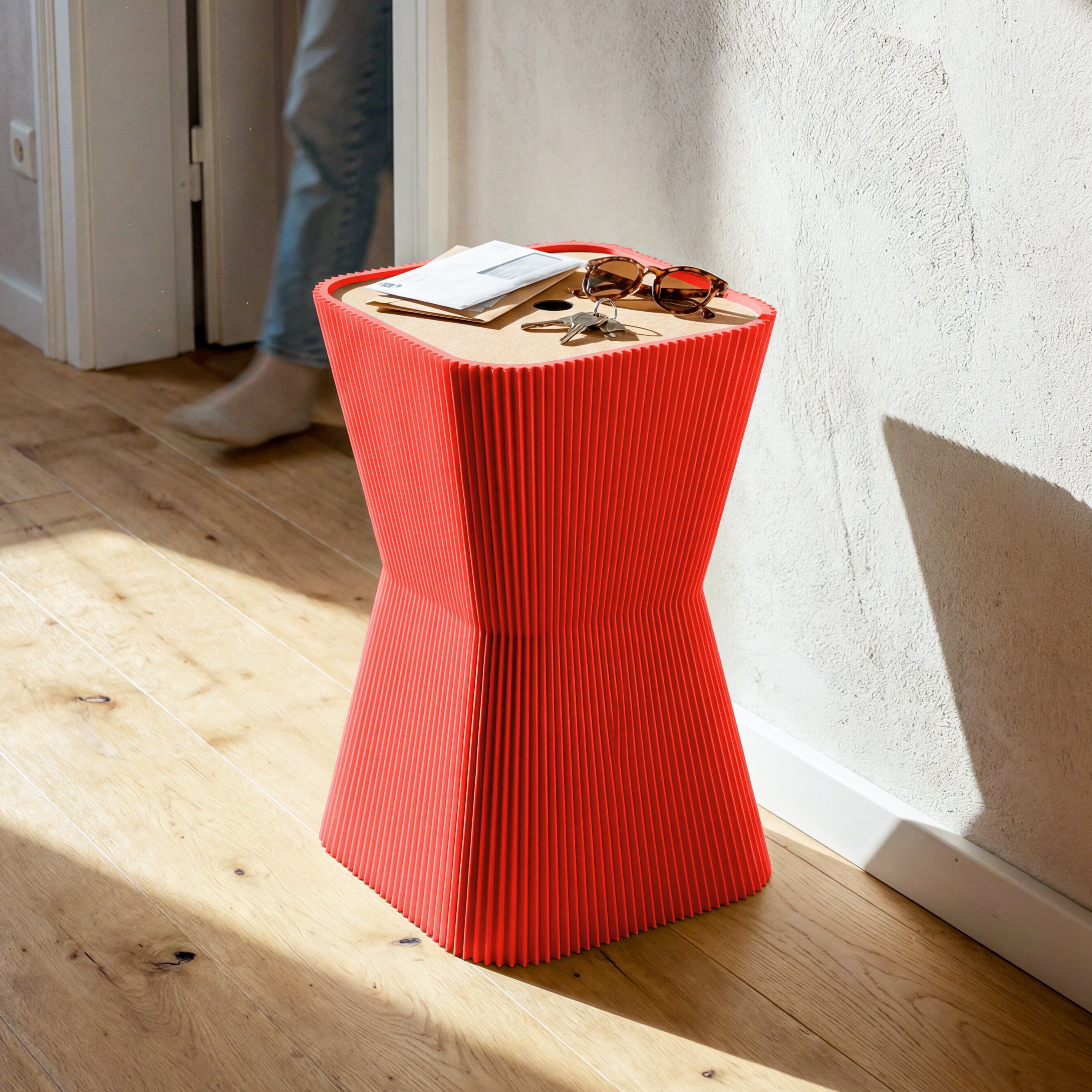 Beistelltisch Pyramide in rot im Flur mit Schlüssel, Post und Sonnenbrille auf dem Korkdeckel #farbe_rot