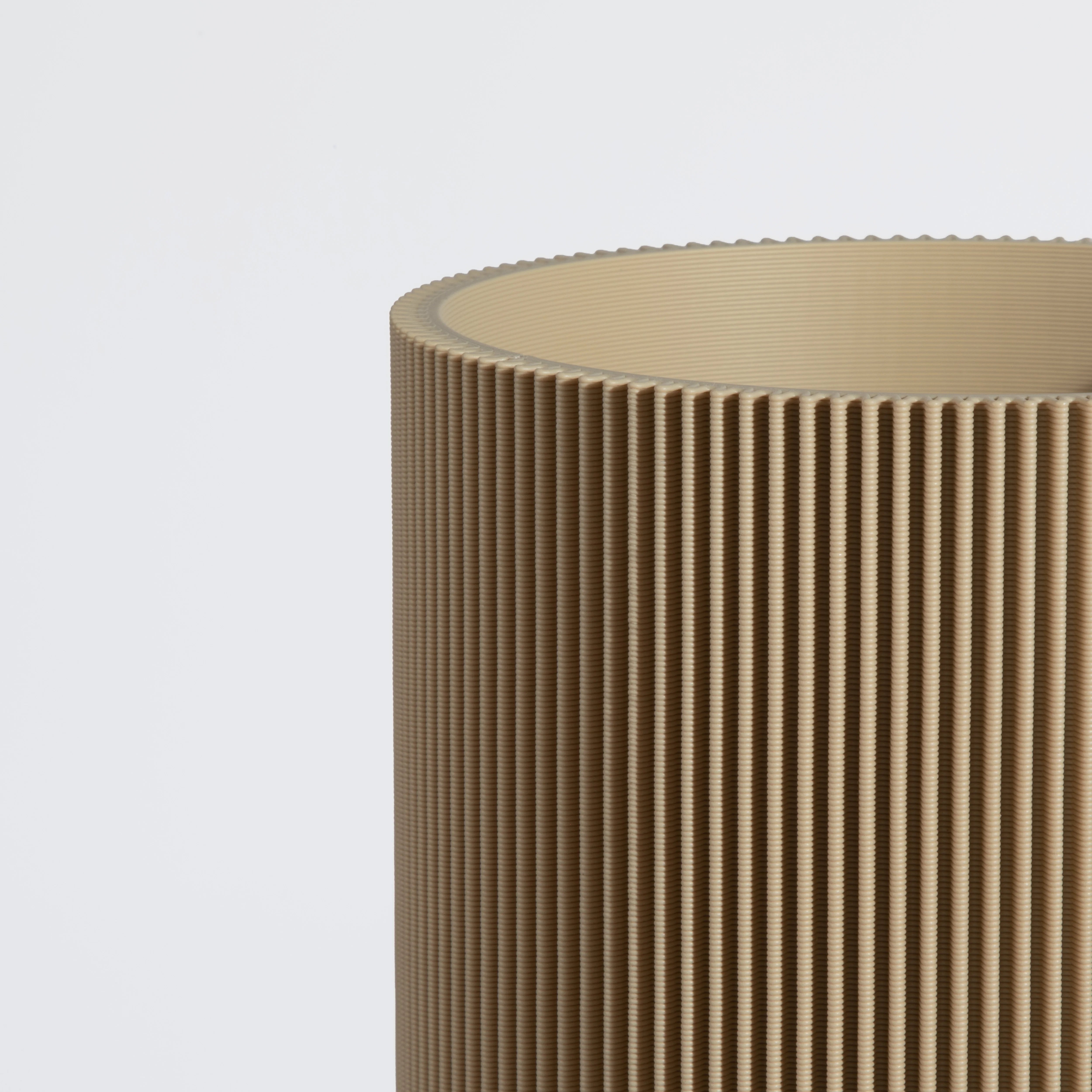 Vase GERADE aus 3D Druck mit feiner Rillenstruktur in Nahaufnahme #farbe_beige