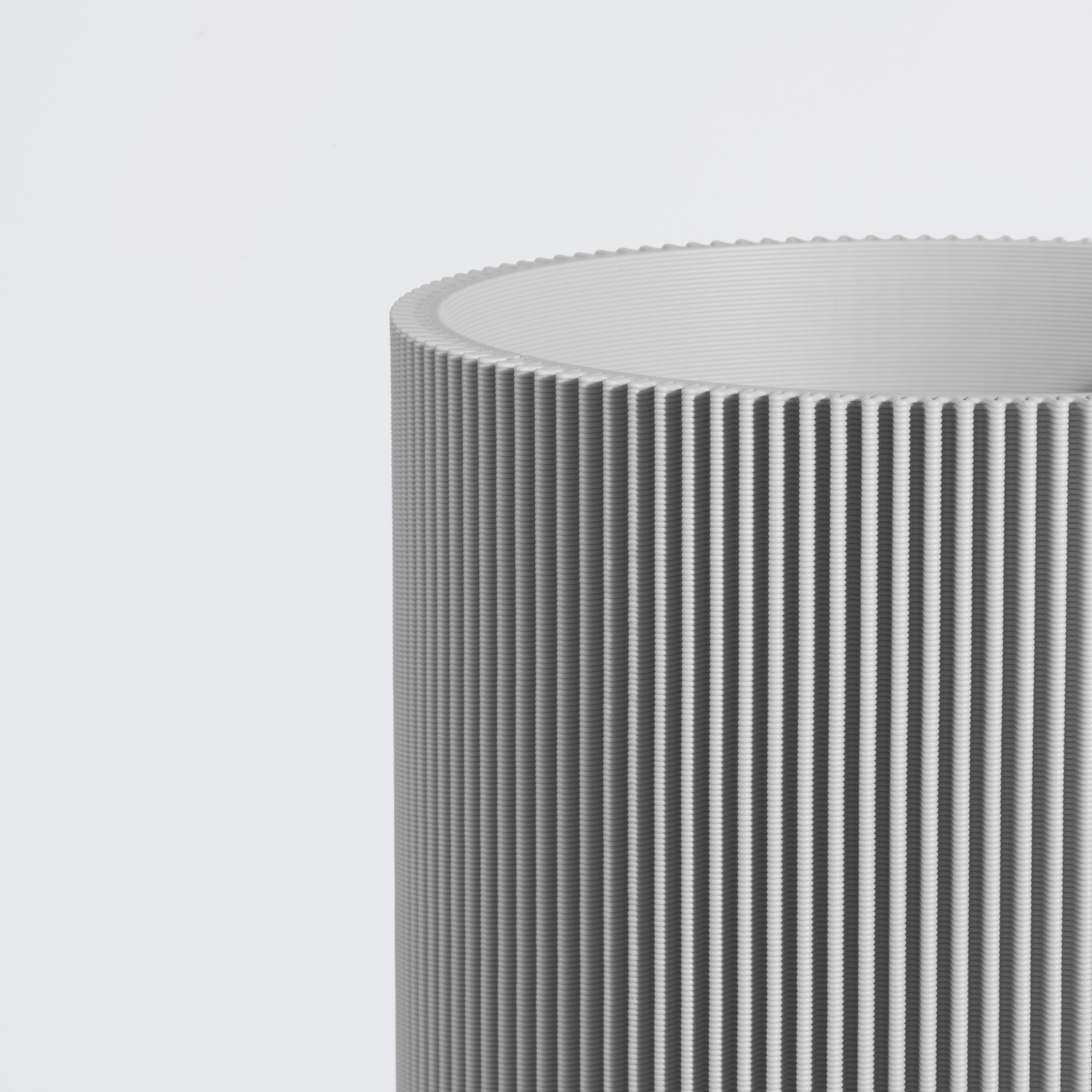 Vase GERADE aus 3D Druck mit feiner Rillenstruktur in Nahaufnahme #farbe_hellgrau