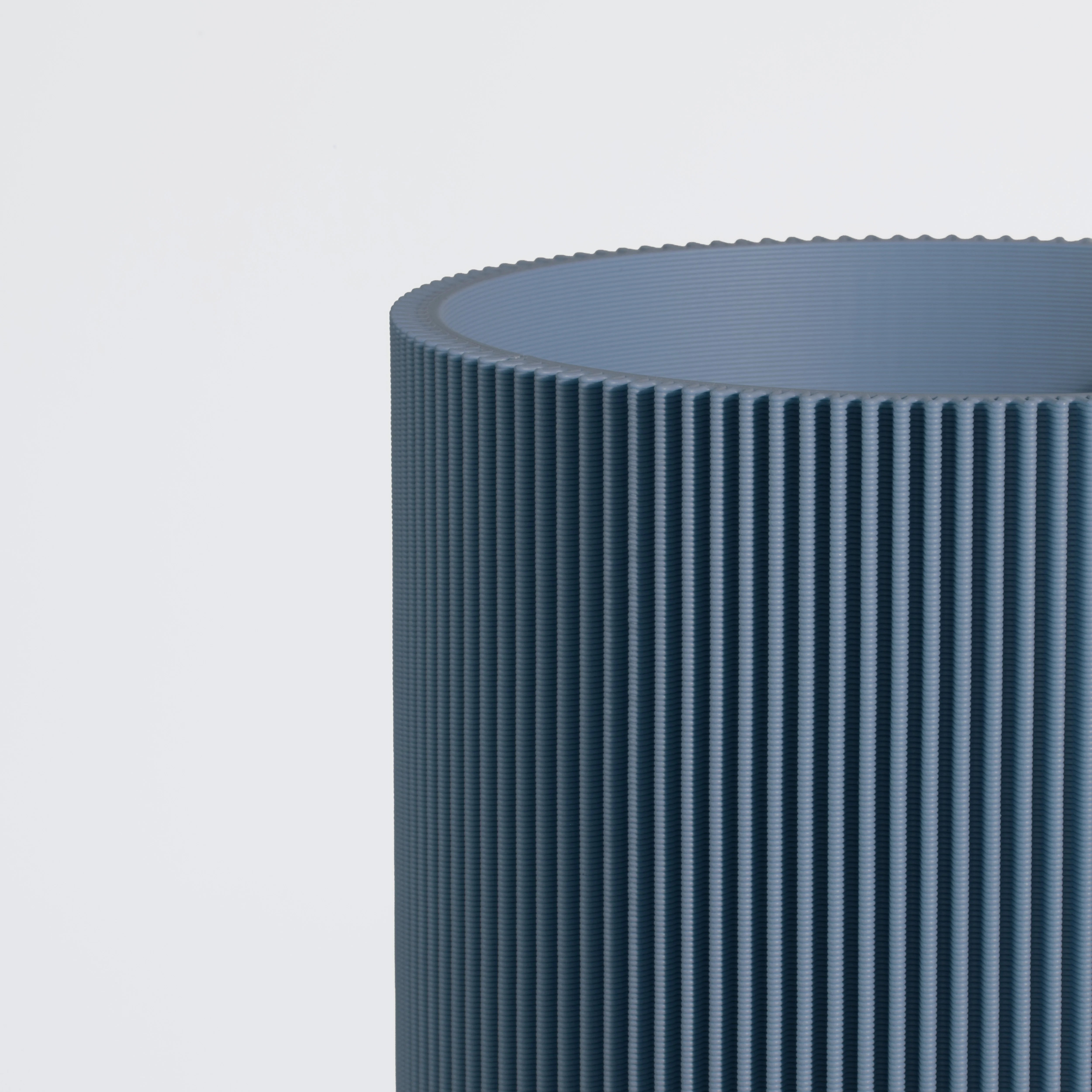 Vase GERADE aus 3D Druck mit feiner Rillenstruktur in Nahaufnahme #farbe_navyblau