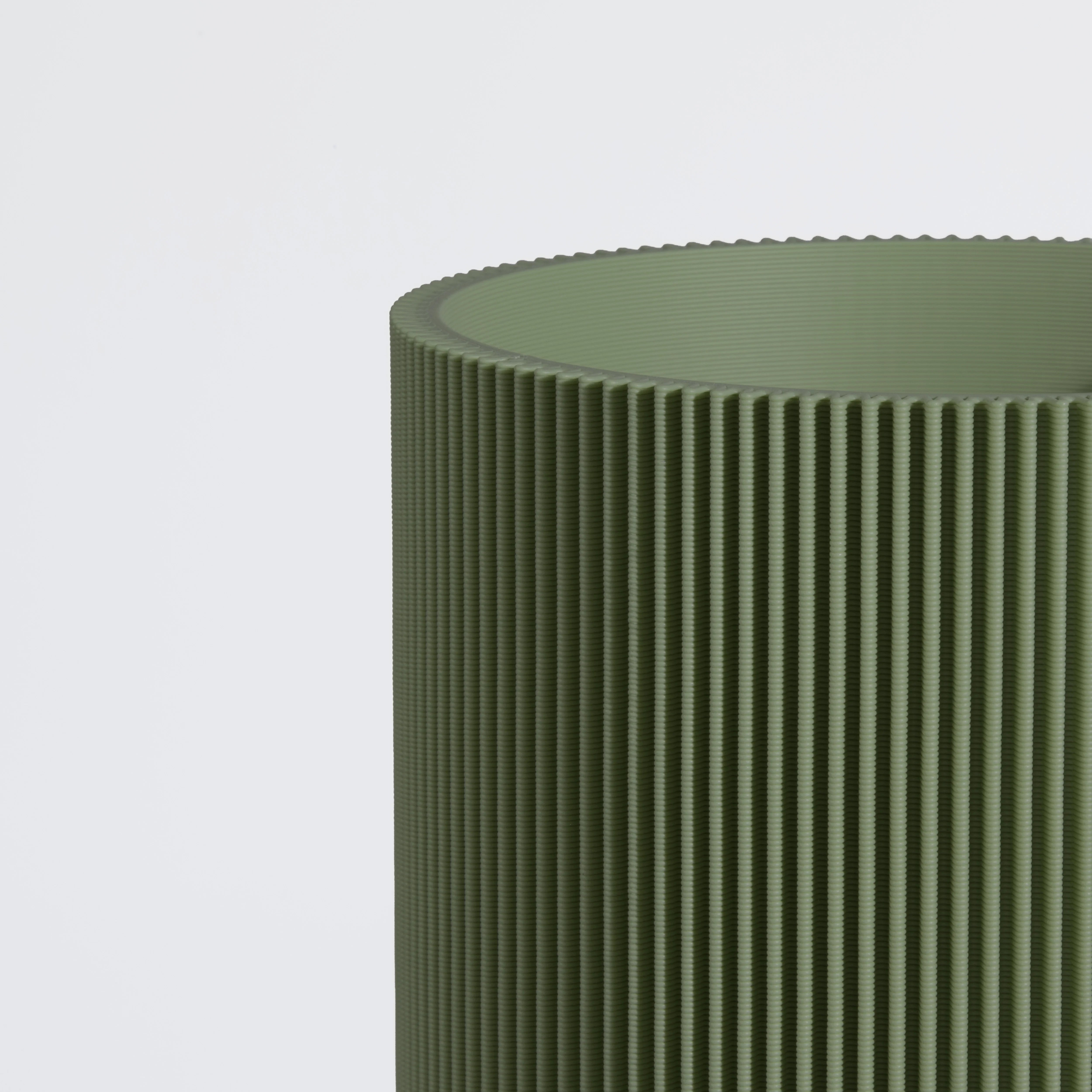 Vase GERADE aus 3D Druck mit feiner Rillenstruktur in Nahaufnahme #farbe_olivgrün