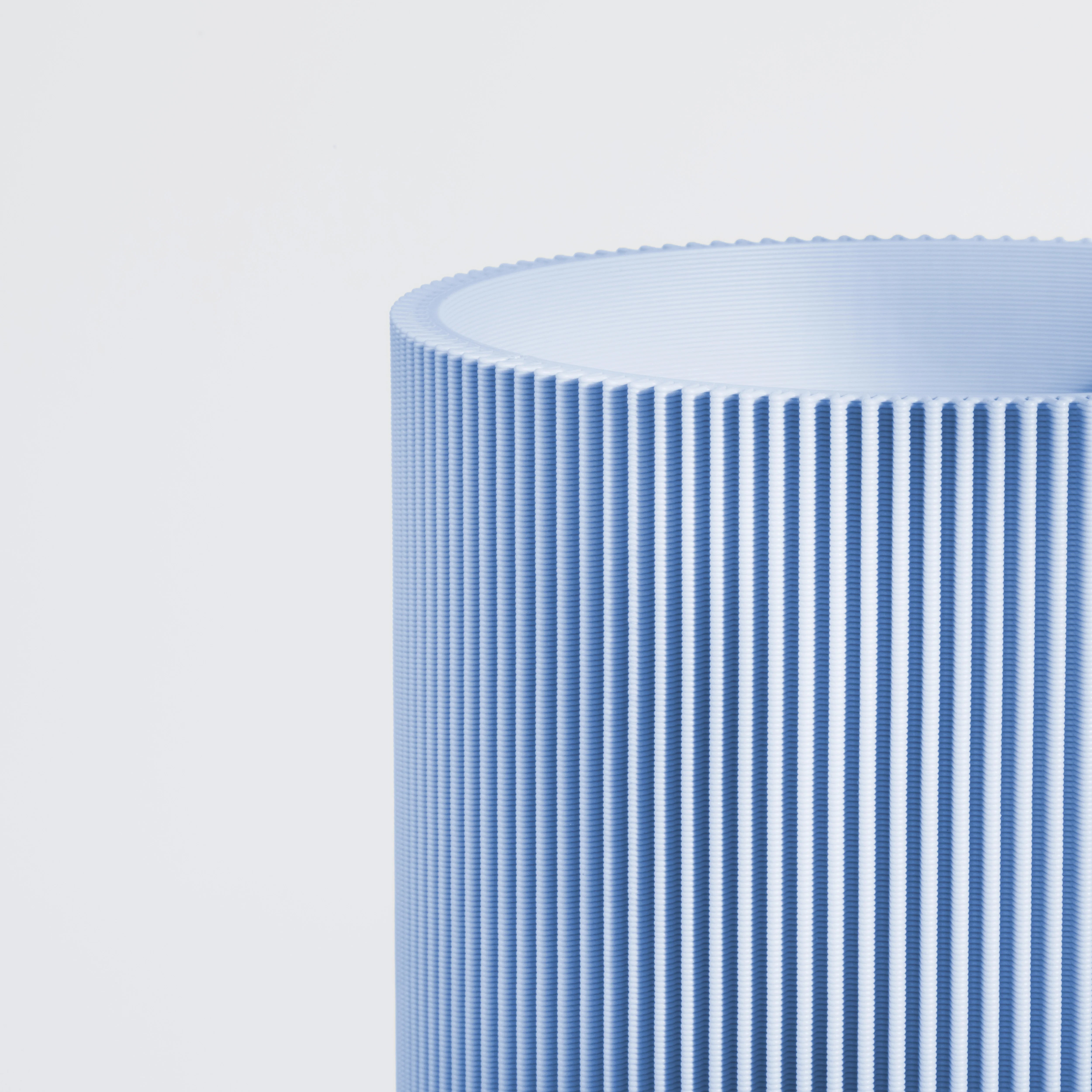 Vase GERADE aus 3D Druck mit feiner Rillenstruktur in Nahaufnahme #farbe_pastellblau