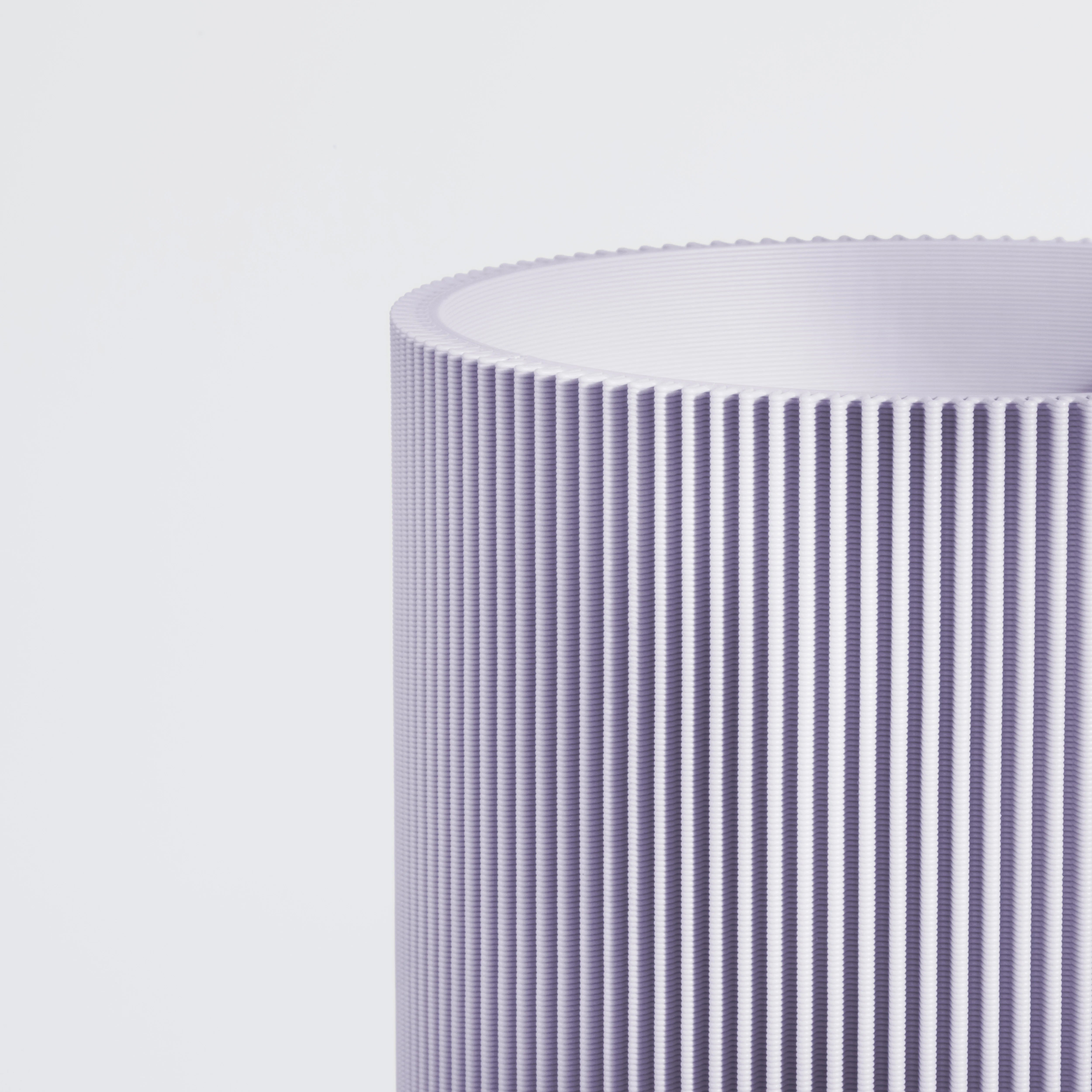 Vase GERADE aus 3D Druck mit feiner Rillenstruktur in Nahaufnahme #farbe_pastelllila