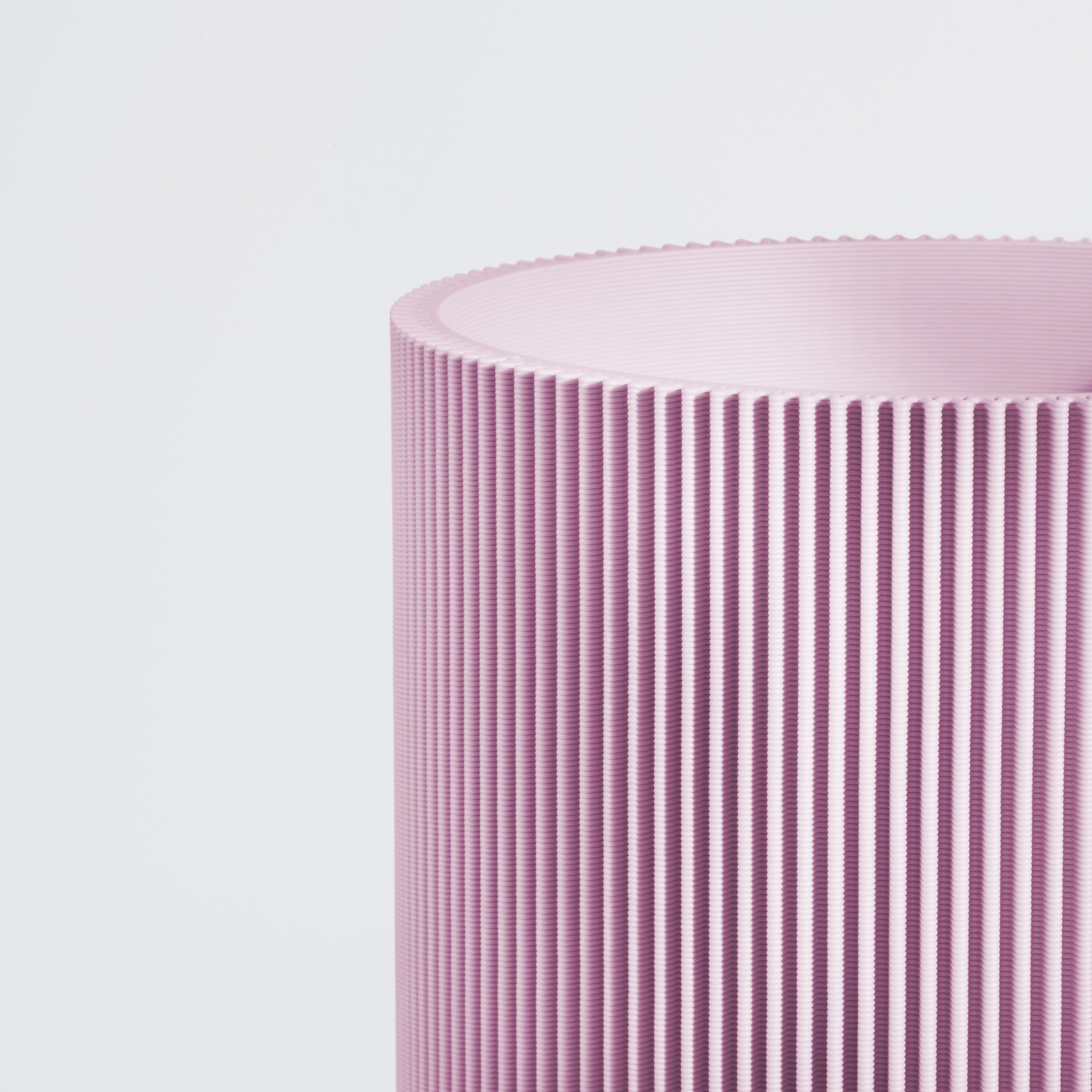 Vase GERADE aus 3D Druck mit feiner Rillenstruktur in Nahaufnahme #farbe_pastellpink