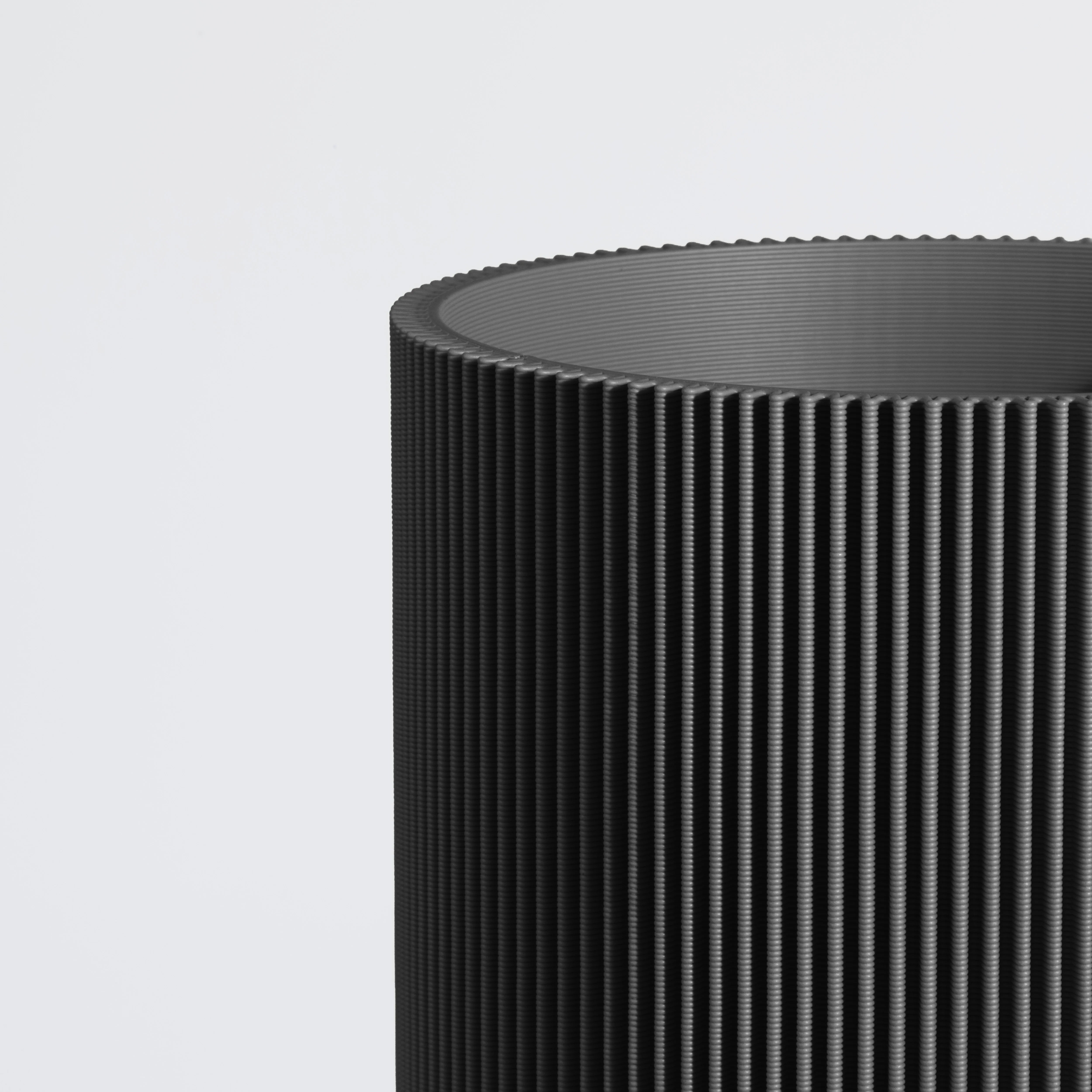 Vase GERADE aus 3D Druck mit feiner Rillenstruktur in Nahaufnahme #farbe_schwarz