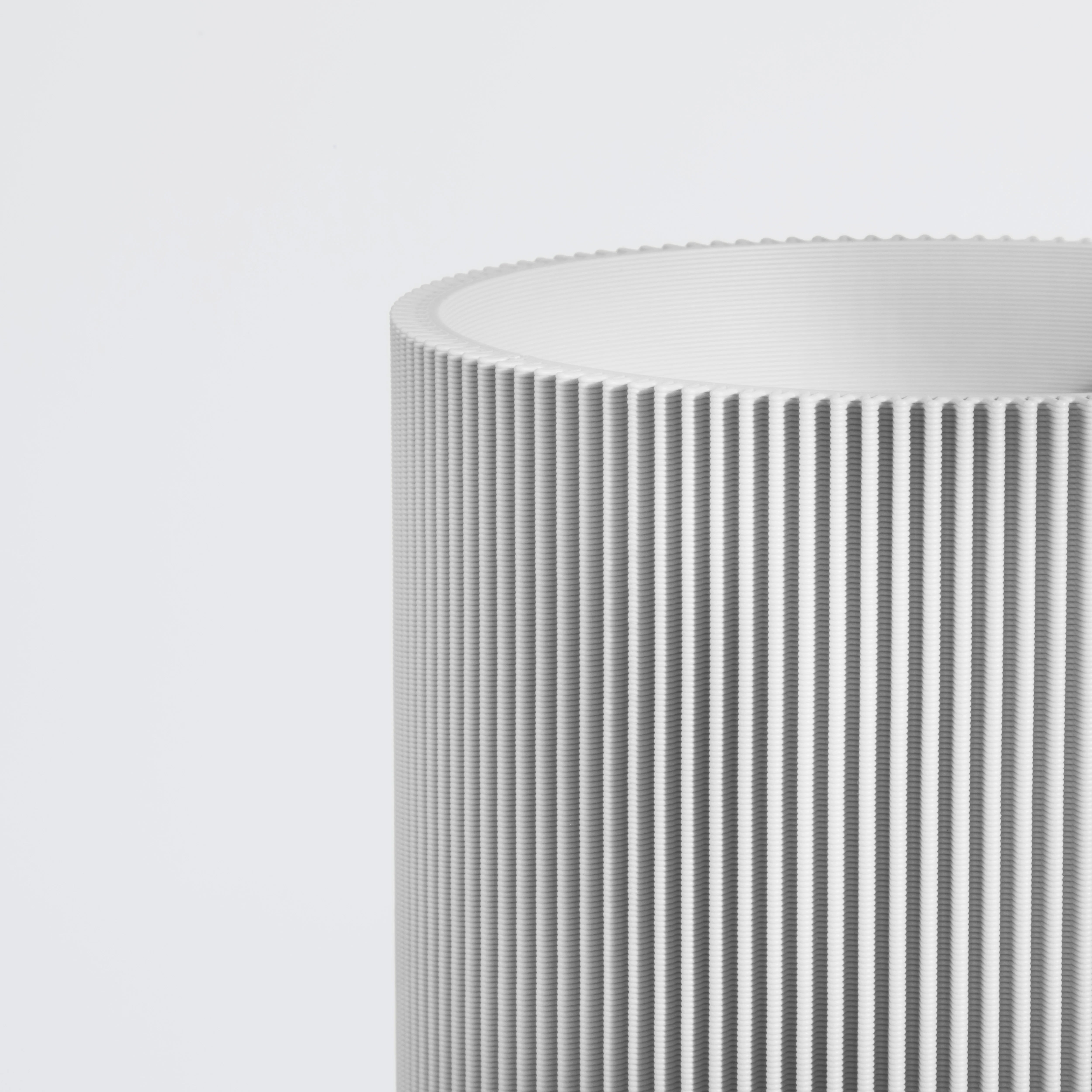Vase GERADE aus 3D Druck mit feiner Rillenstruktur in Nahaufnahme #farbe_weiss