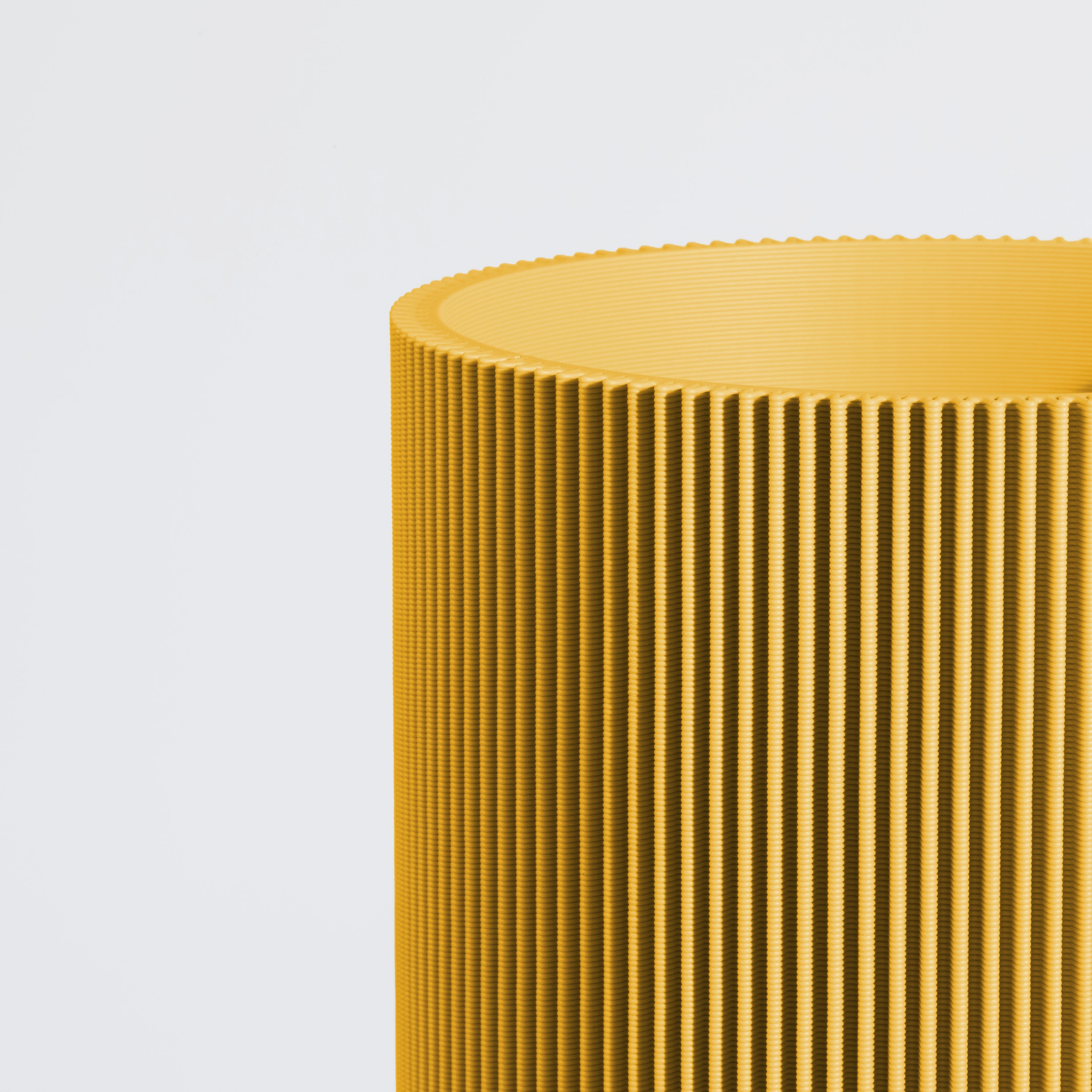 Vase GERADE aus 3D Druck mit feiner Rillenstruktur in Nahaufnahme #farbe_senfgelb