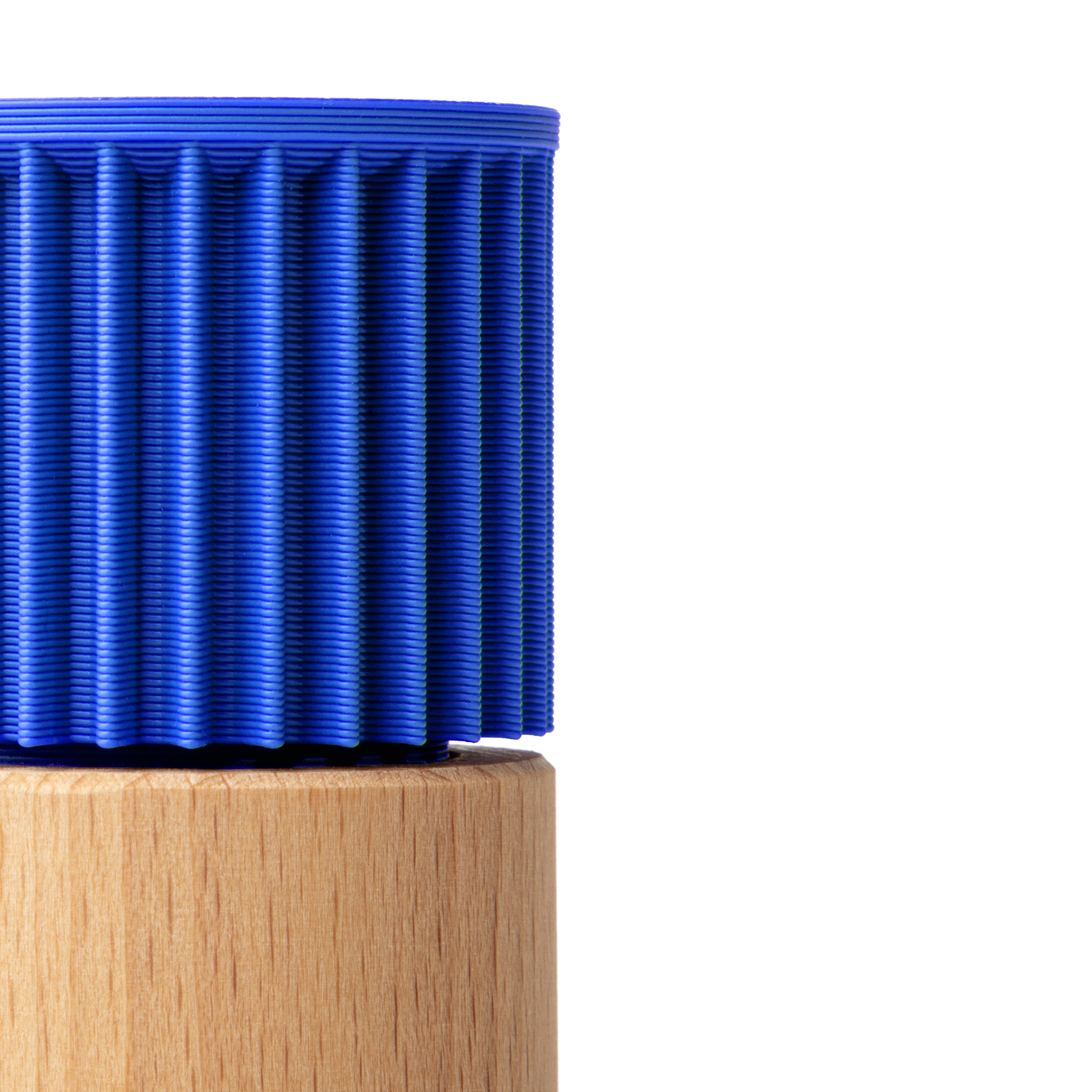 Detail der gerippten blauer Kappe und des Buchenholz-Korpus der Gewürzmühle Prise #farbe_blau