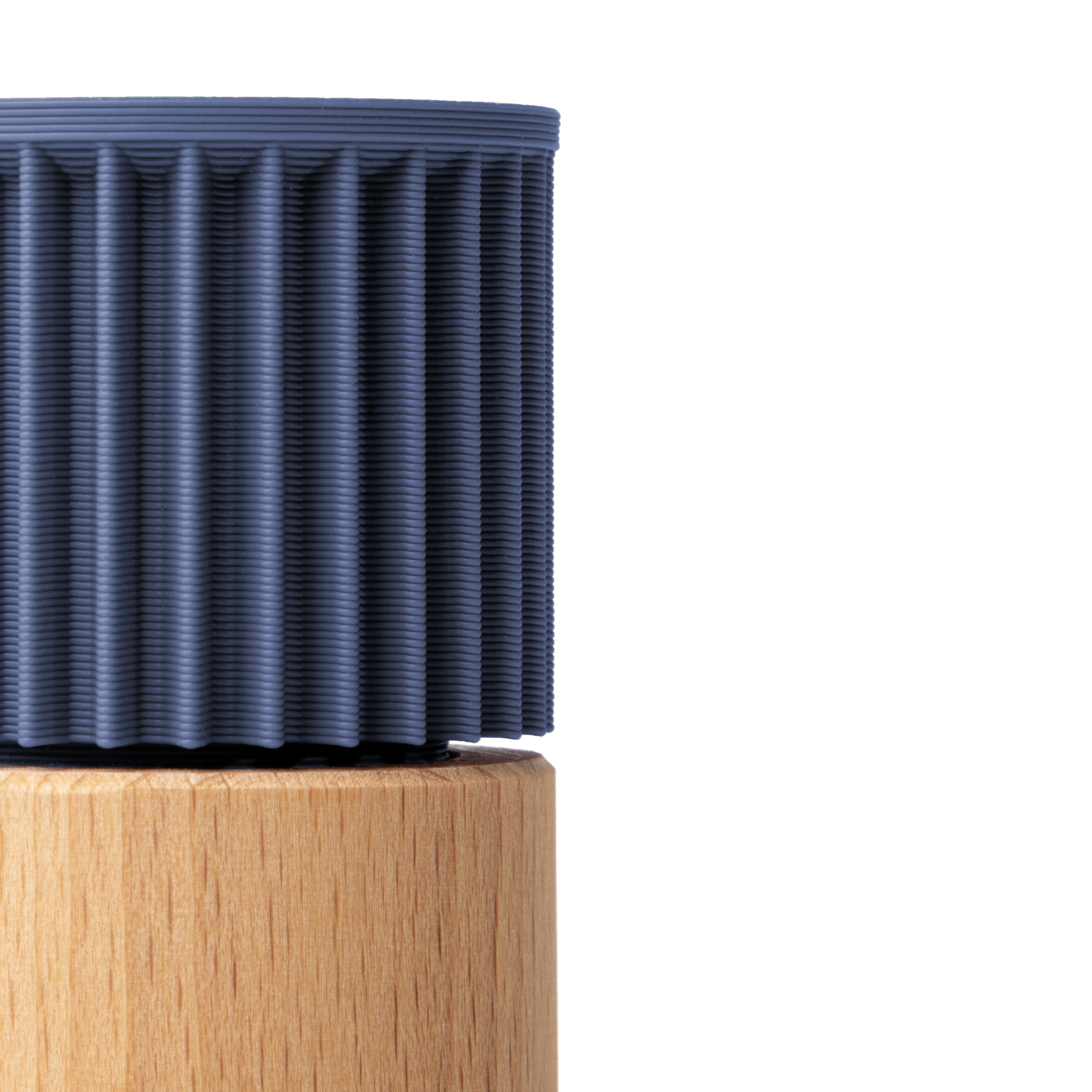 Detail der gerippten navyblauer Kappe und des Buchenholz-Korpus der Gewürzmühle Prise #farbe_navyblau