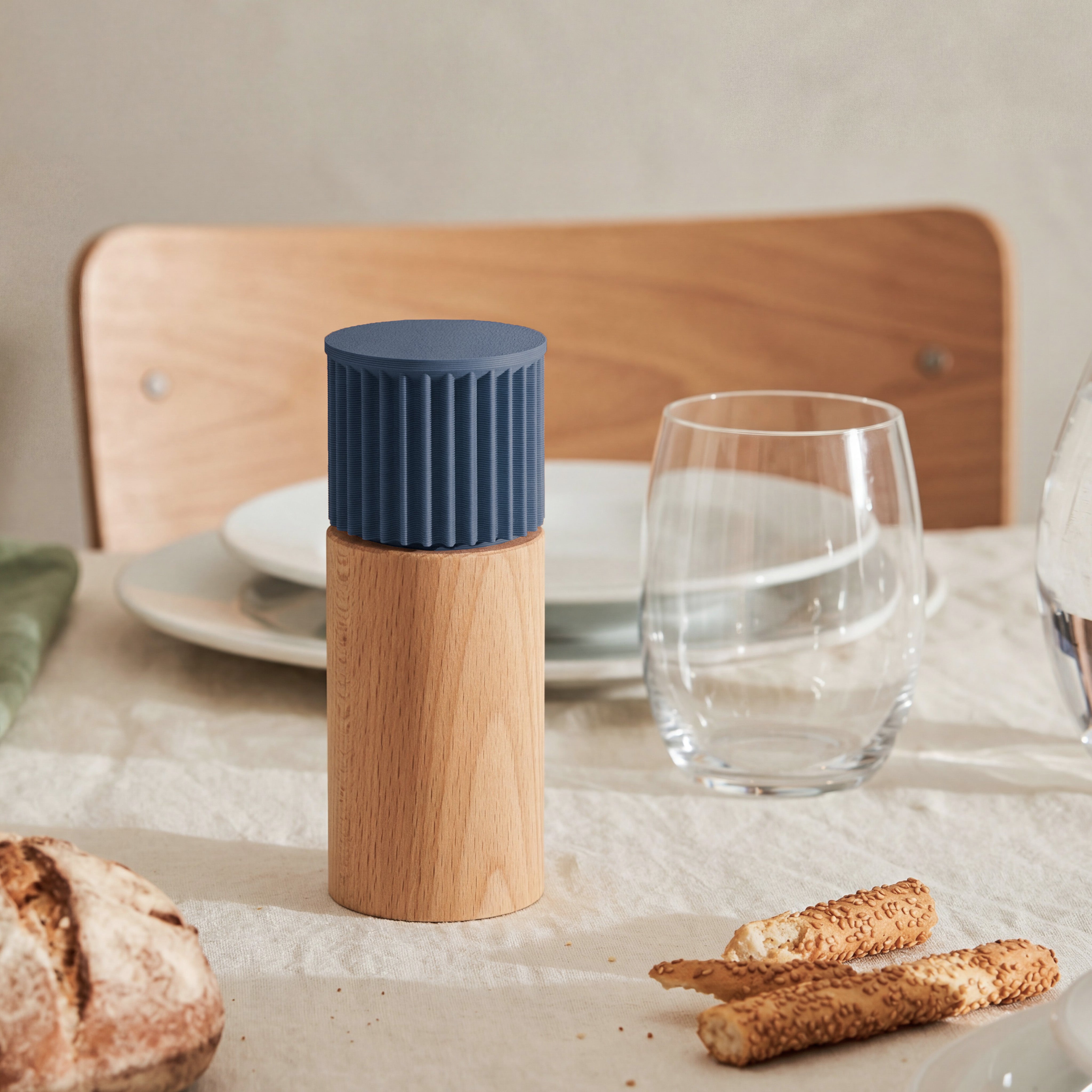 Gewürzmühle Prise in Navyblau aus Buchenholz auf gedecktem Tisch mit Brot und Wasserglas #farbe_navyblau