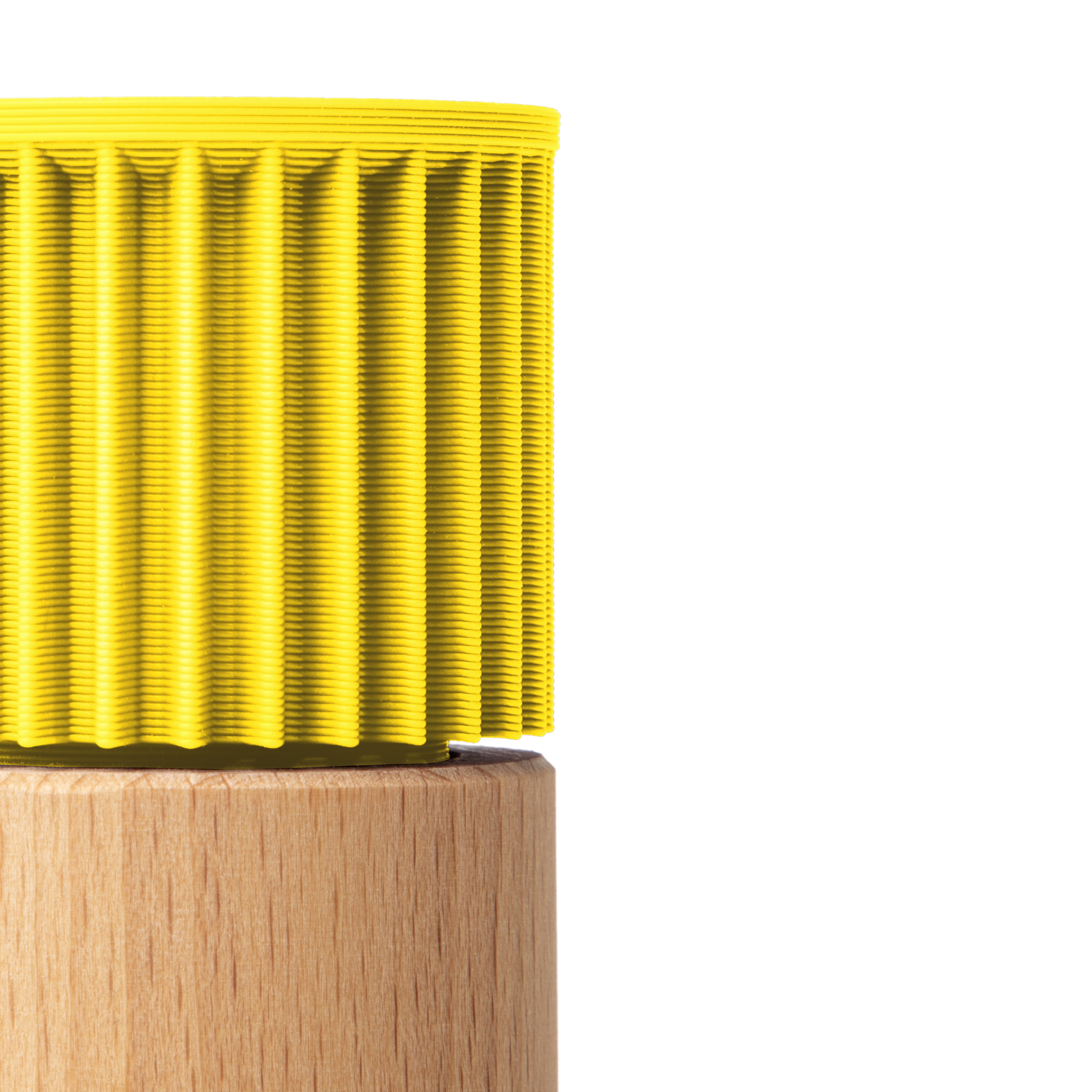 Detail der gerippten gelber Kappe und des Buchenholz-Korpus der Gewürzmühle Prise #farbe_gelb