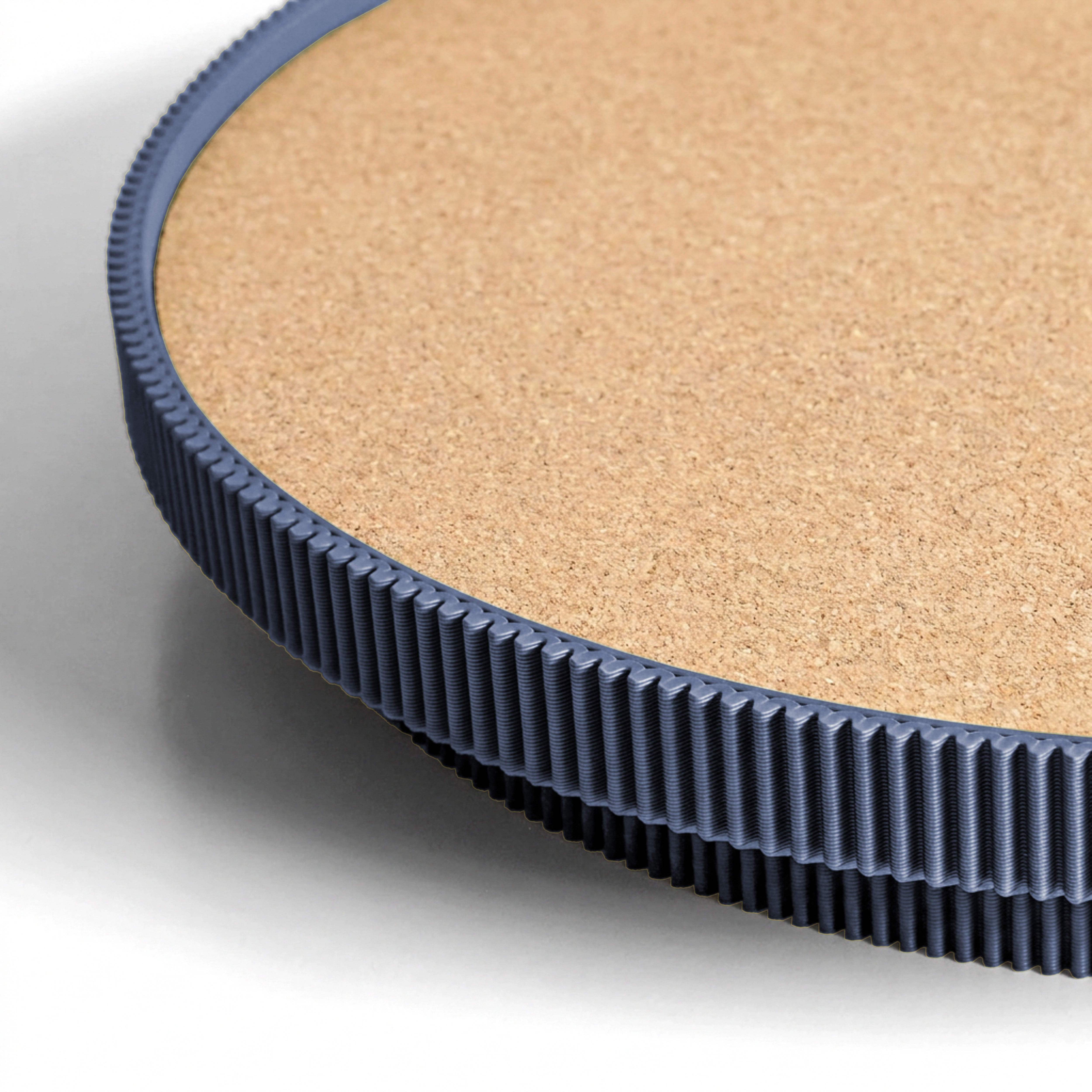 Detail der Korkoberfläche und des gerippten Rands vom runden Deko-Tablett aus dem 3D Druck #farbe_navyblau