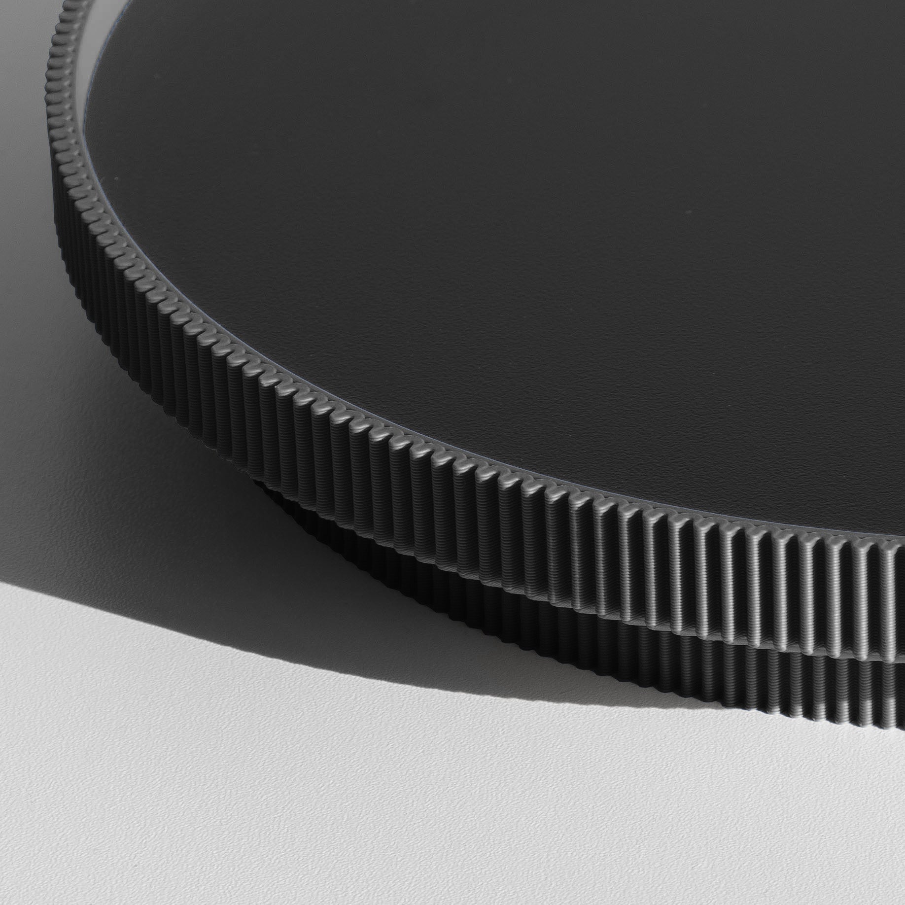 Detail des gerippten Rands vom runden Deko-Tablett in Schwarz aus dem 3D Druck #ringfarbe_schwarz