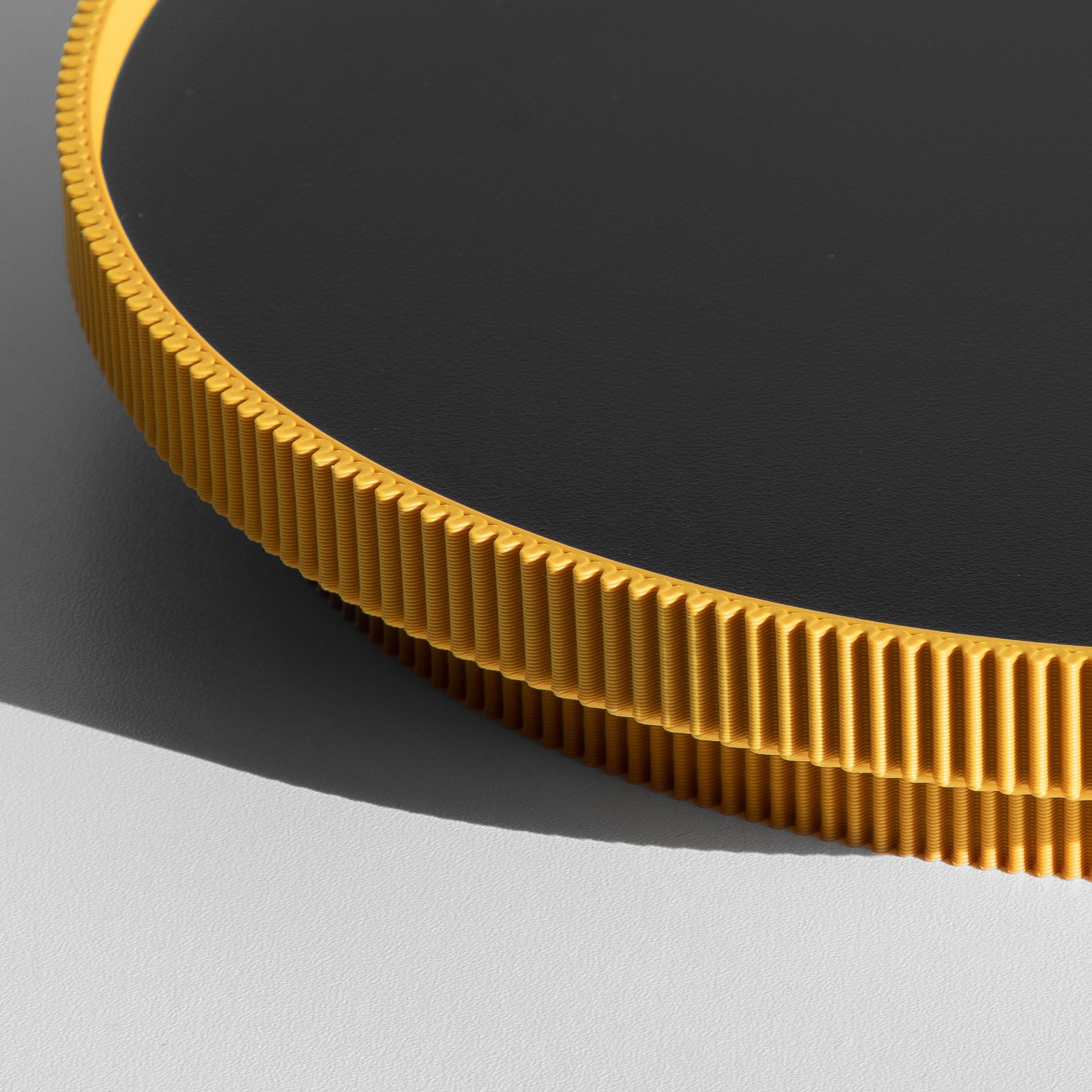 Detail des gerippten Rands vom runden Deko-Tablett in senfgelb aus dem 3D Druck #ringfarbe_senfgelb