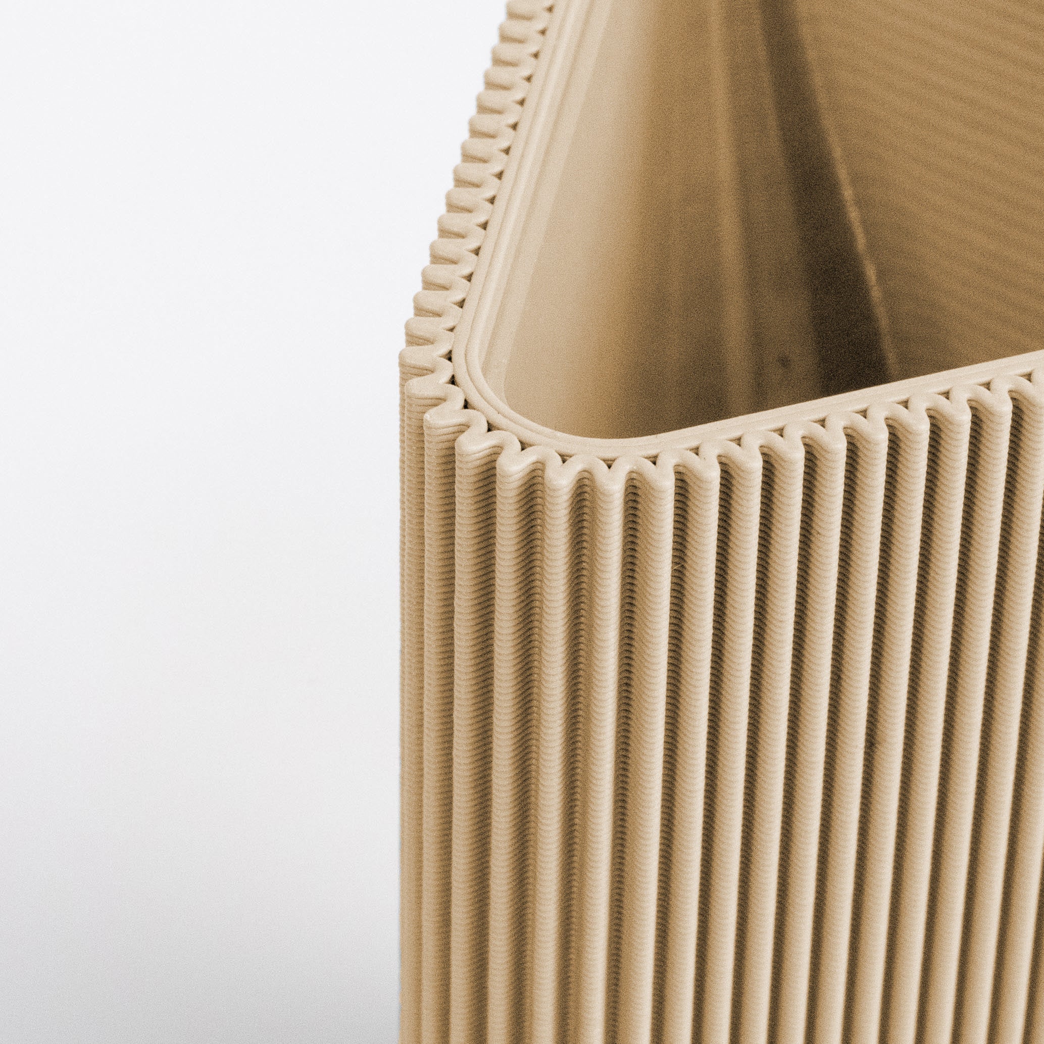 Detail der geriffelten Oberfläche der geometrischen Vase DREIECK in beige #farbe_beige