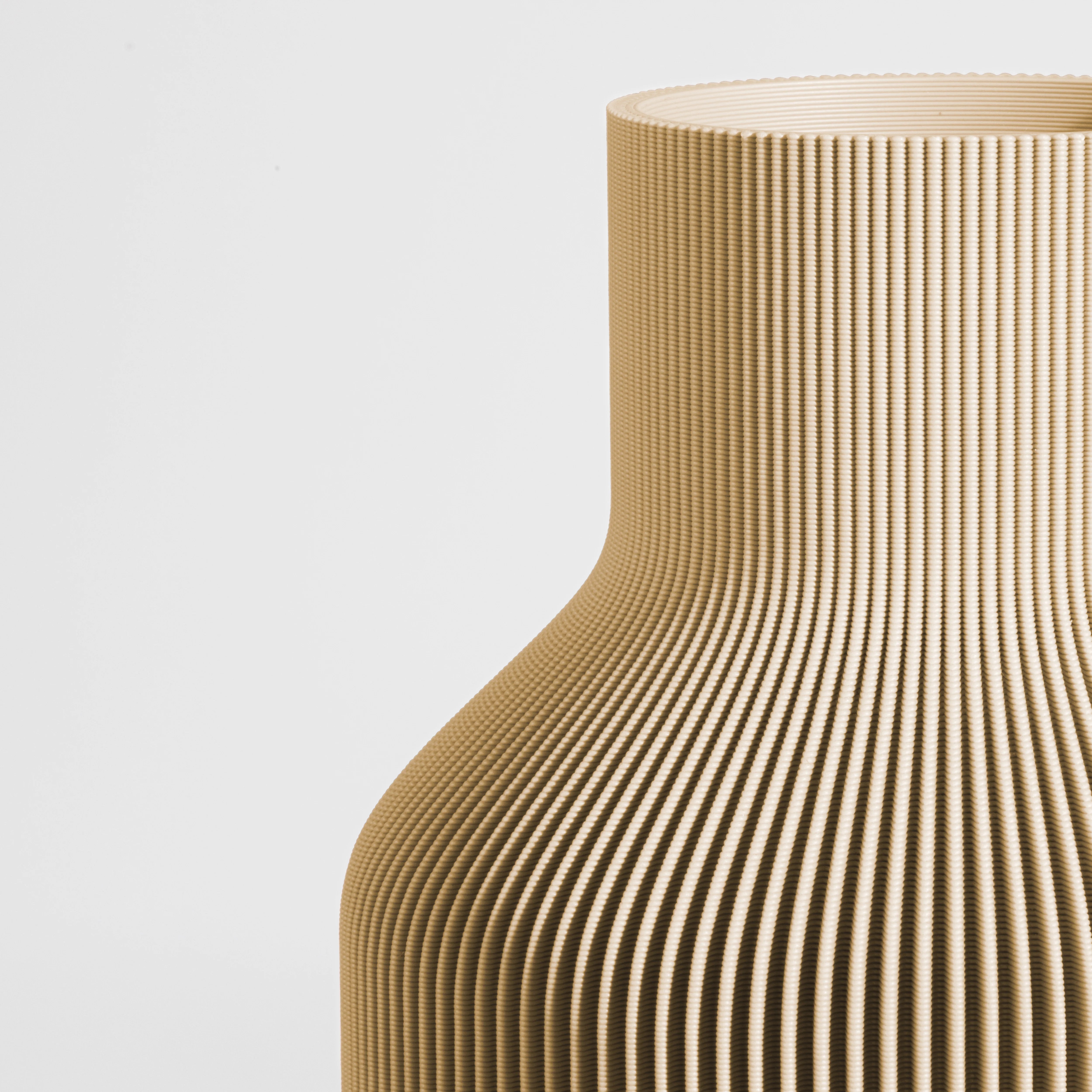 Vase FLASCHE aus 3D Druck mit feiner Rillenstruktur in Nahaufnahme #farbe_beige