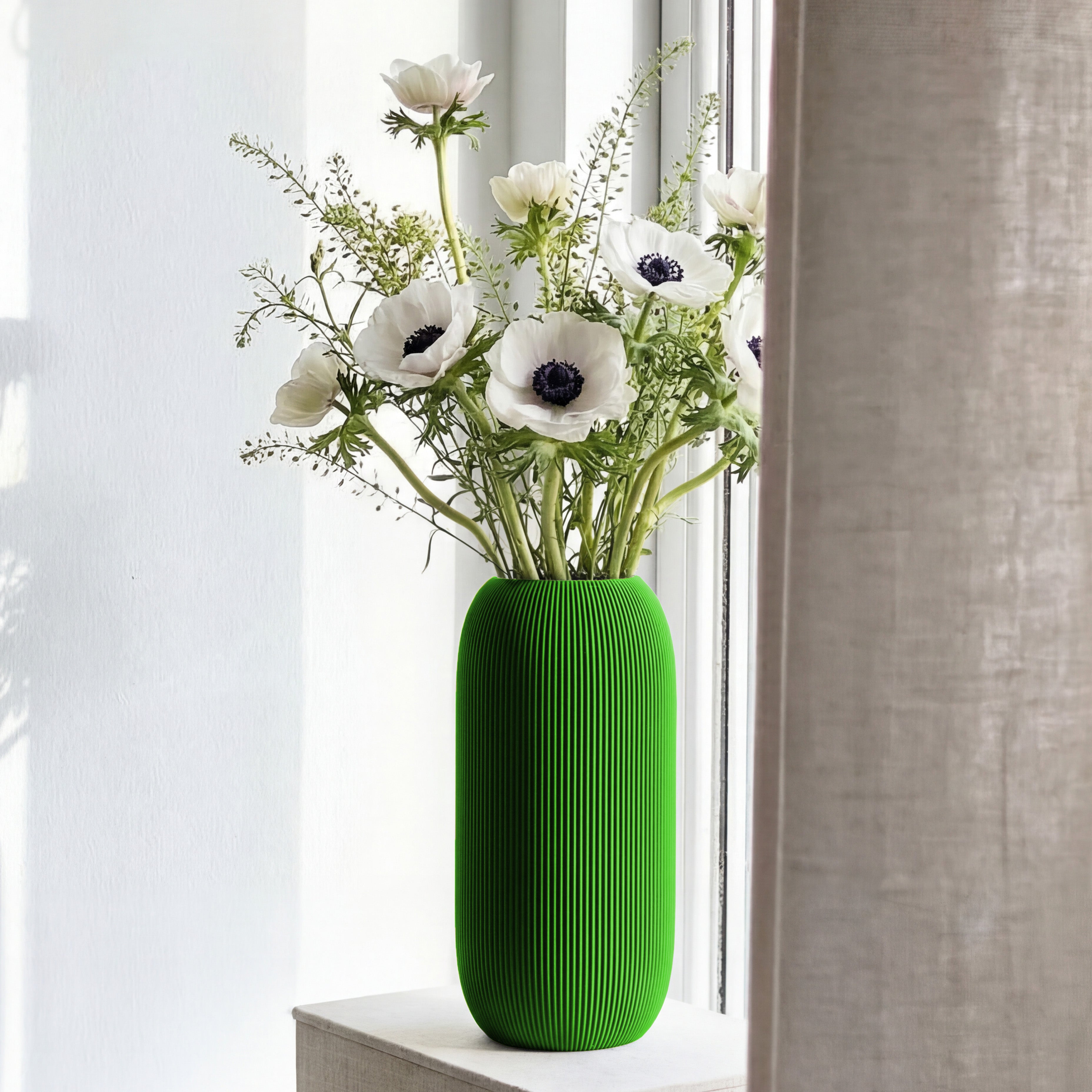 Geriffelte Vase Pille in grün mit weißen Anemonen auf einer Fensterbank #farbe_grün
