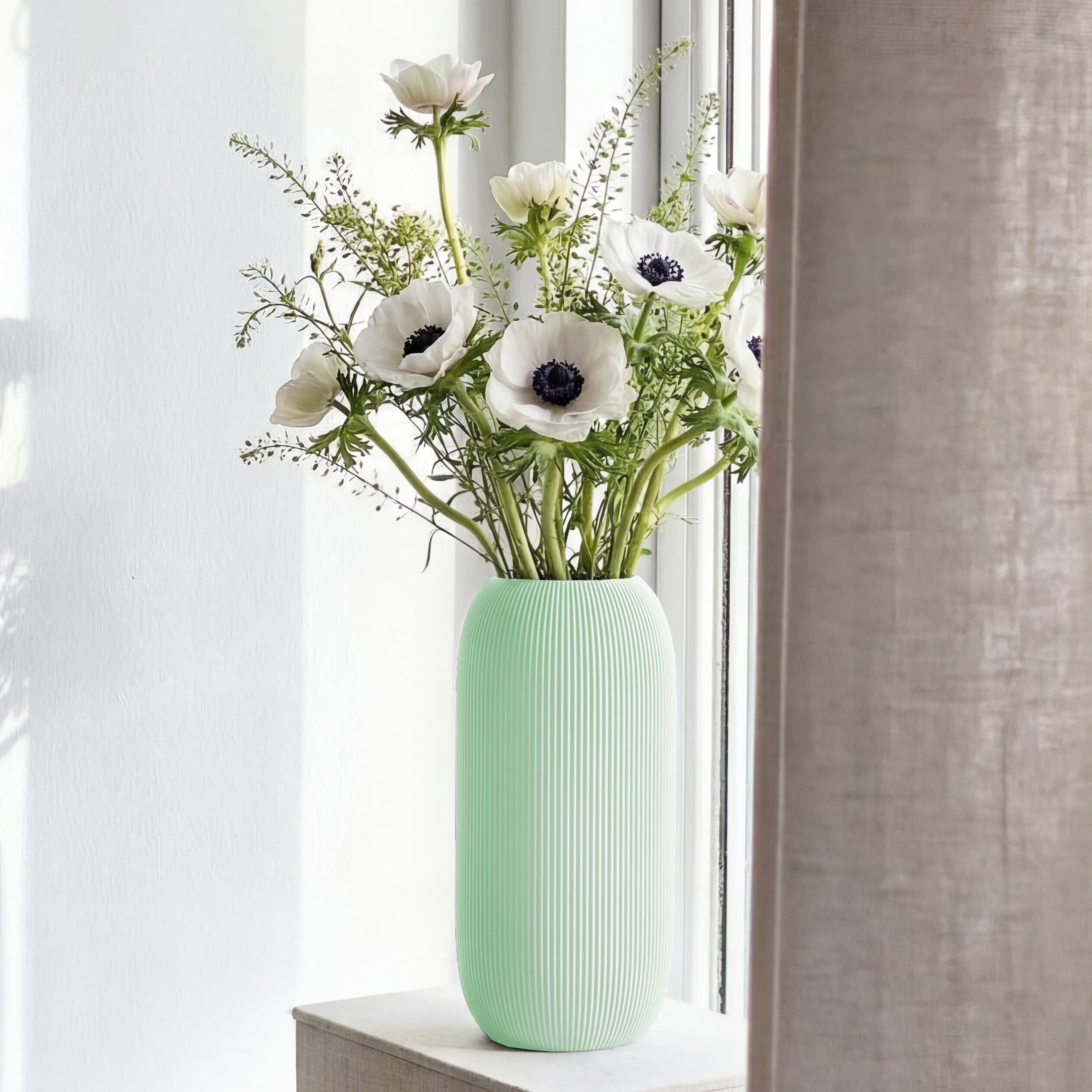 Geriffelte Vase Pille in pastellgrün mit weißen Anemonen auf einer Fensterbank #farbe_pastellgrün