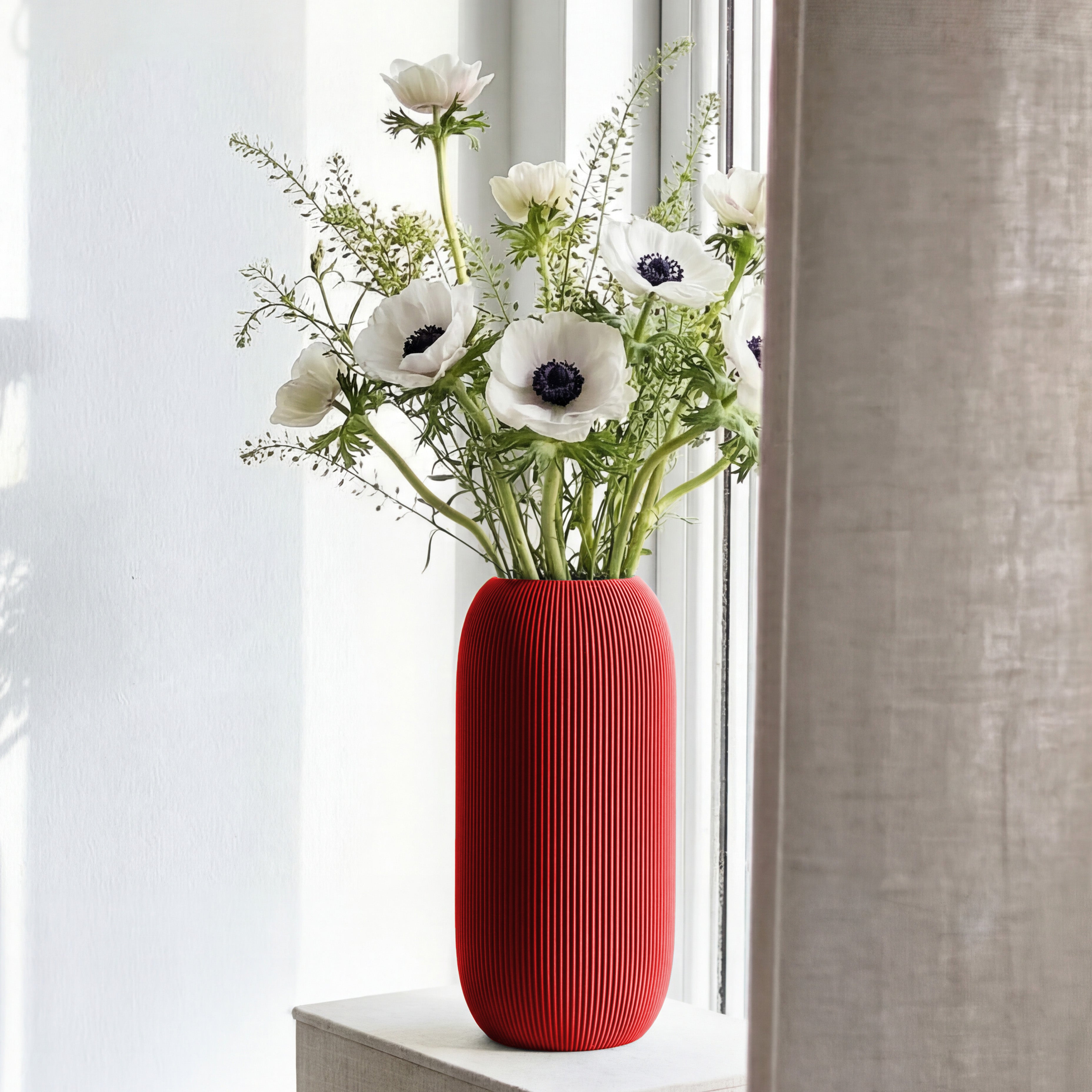 Geriffelte Vase Pille in rot mit weißen Anemonen auf einer Fensterbank #farbe_rot
