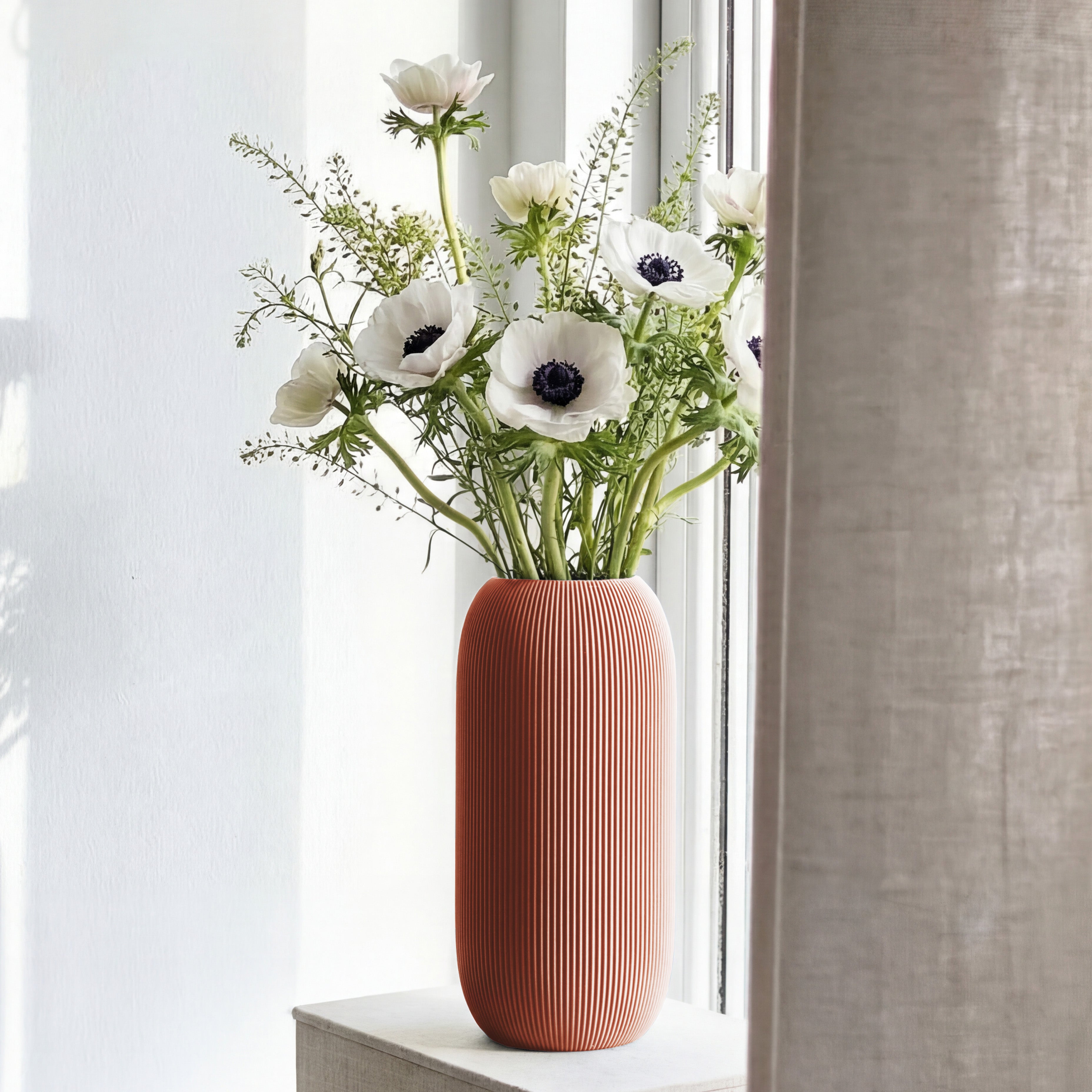 Geriffelte Vase Pille in terracotta mit weißen Anemonen auf einer Fensterbank #farbe_terracotta