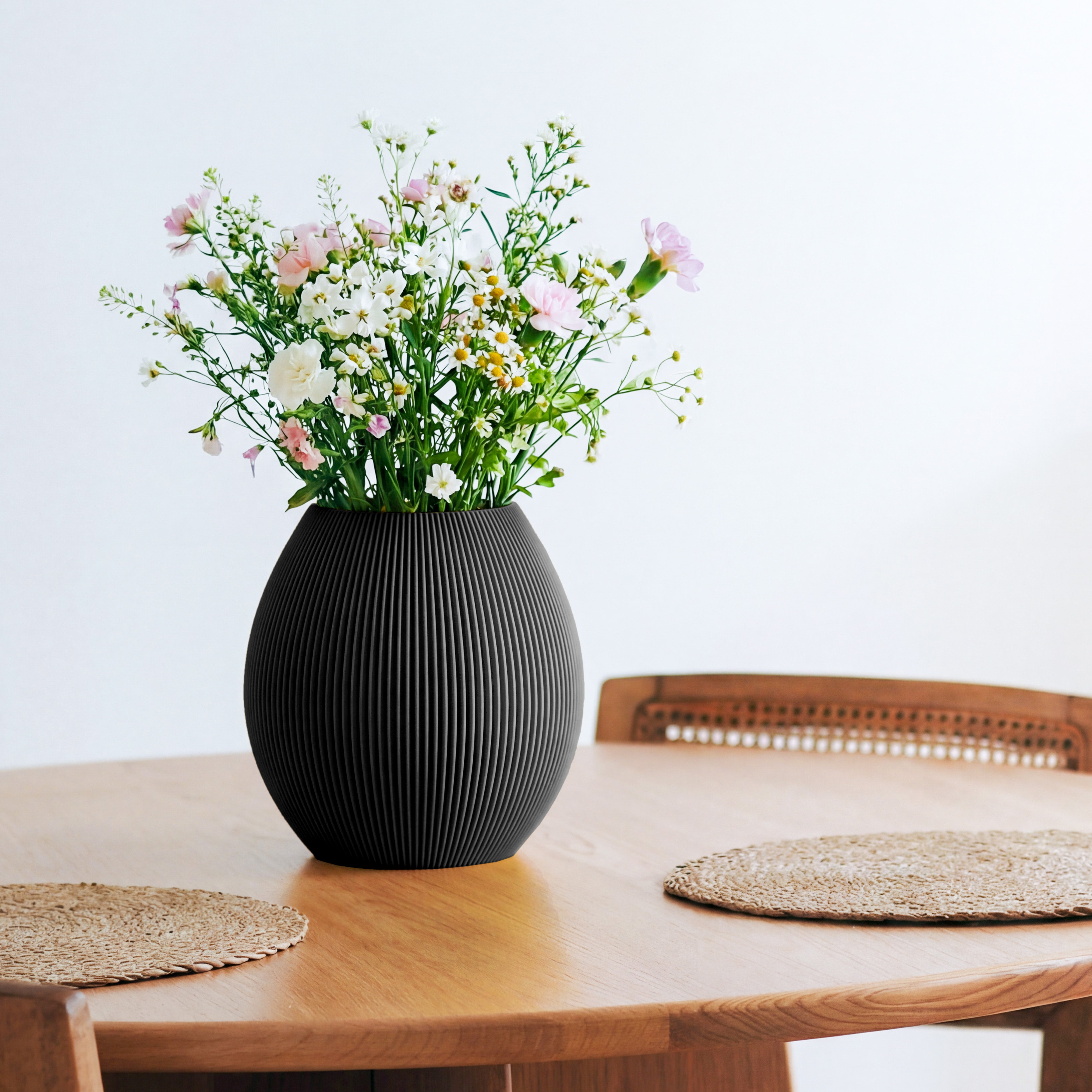 Bauchige Vase Rund in schwarz mit Wildblumenstrauß auf einem Esstisch aus Holz #farbe_schwarz