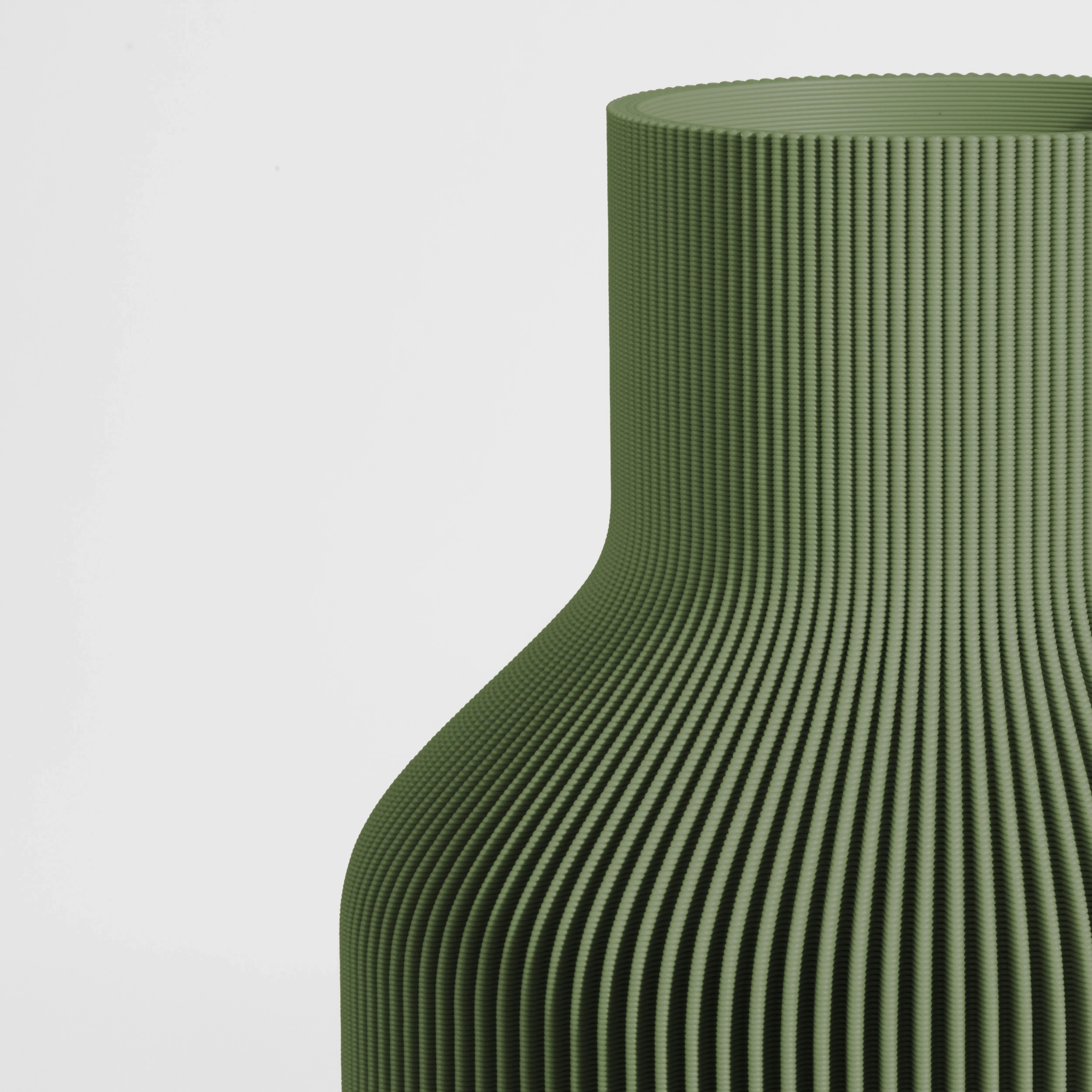 Vase FLASCHE aus 3D Druck mit feiner Rillenstruktur in Nahaufnahme #farbe_olivgrün