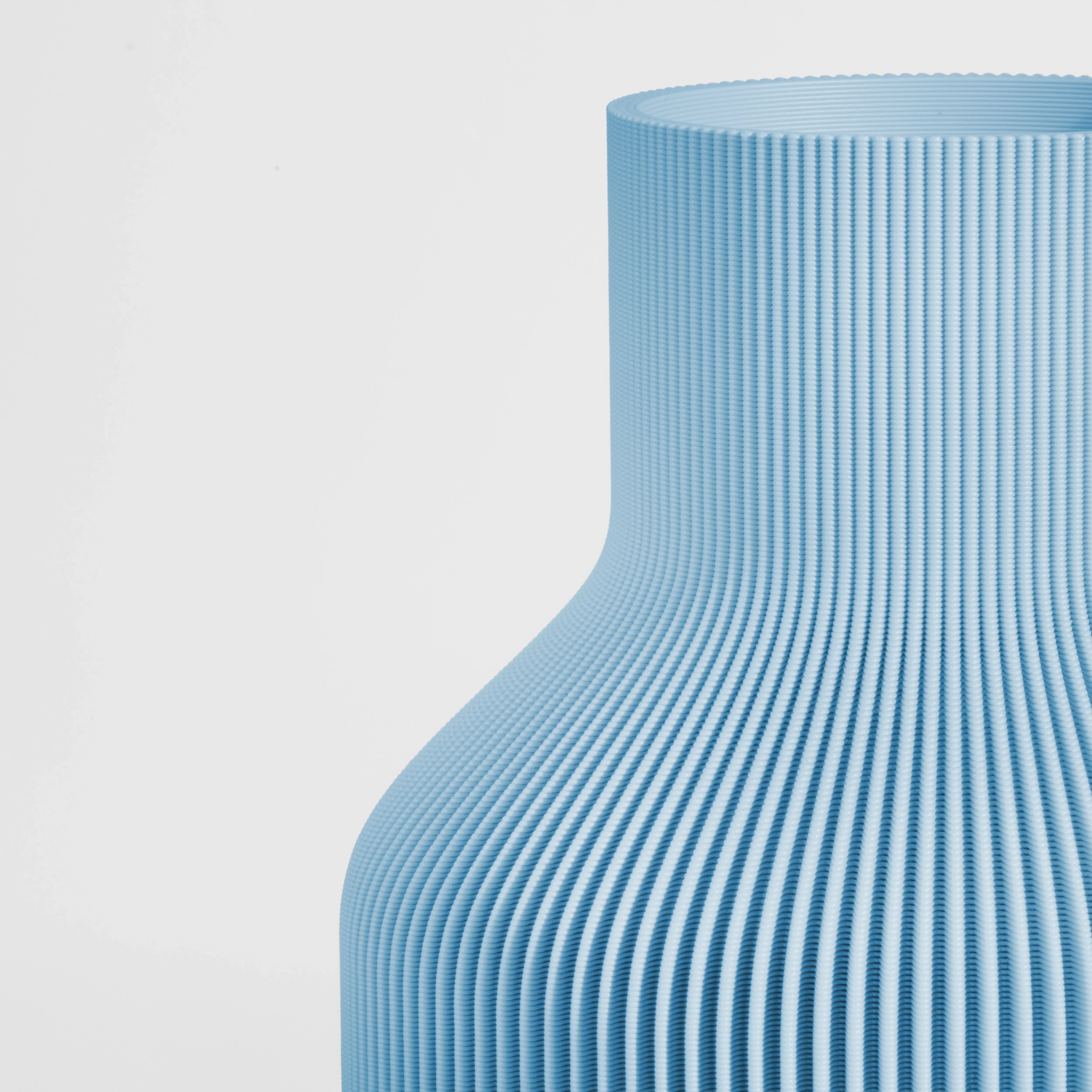 Vase FLASCHE aus 3D Druck mit feiner Rillenstruktur in Nahaufnahme #farbe_pastellblau