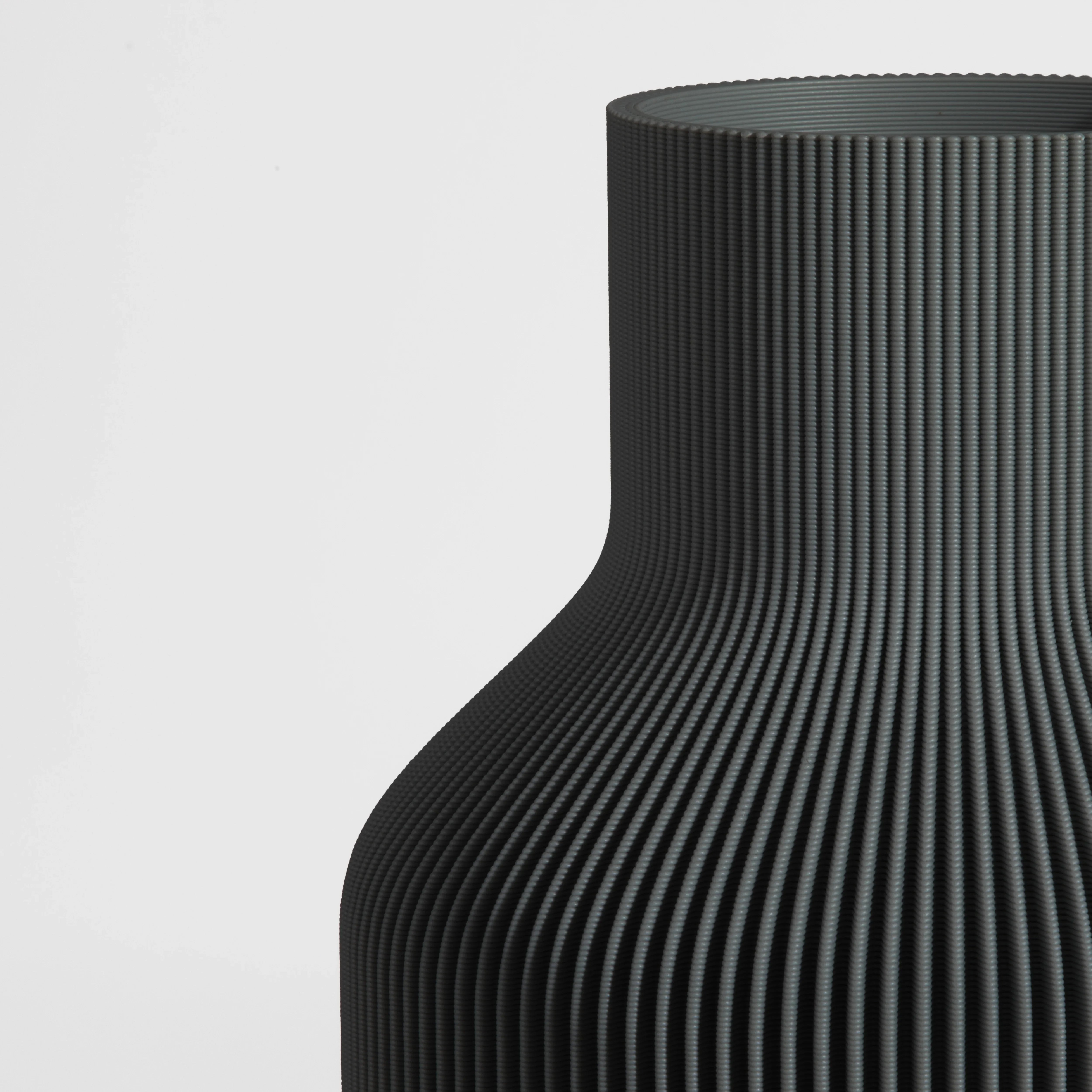 Vase FLASCHE aus 3D Druck mit feiner Rillenstruktur in Nahaufnahme #farbe_schwarz