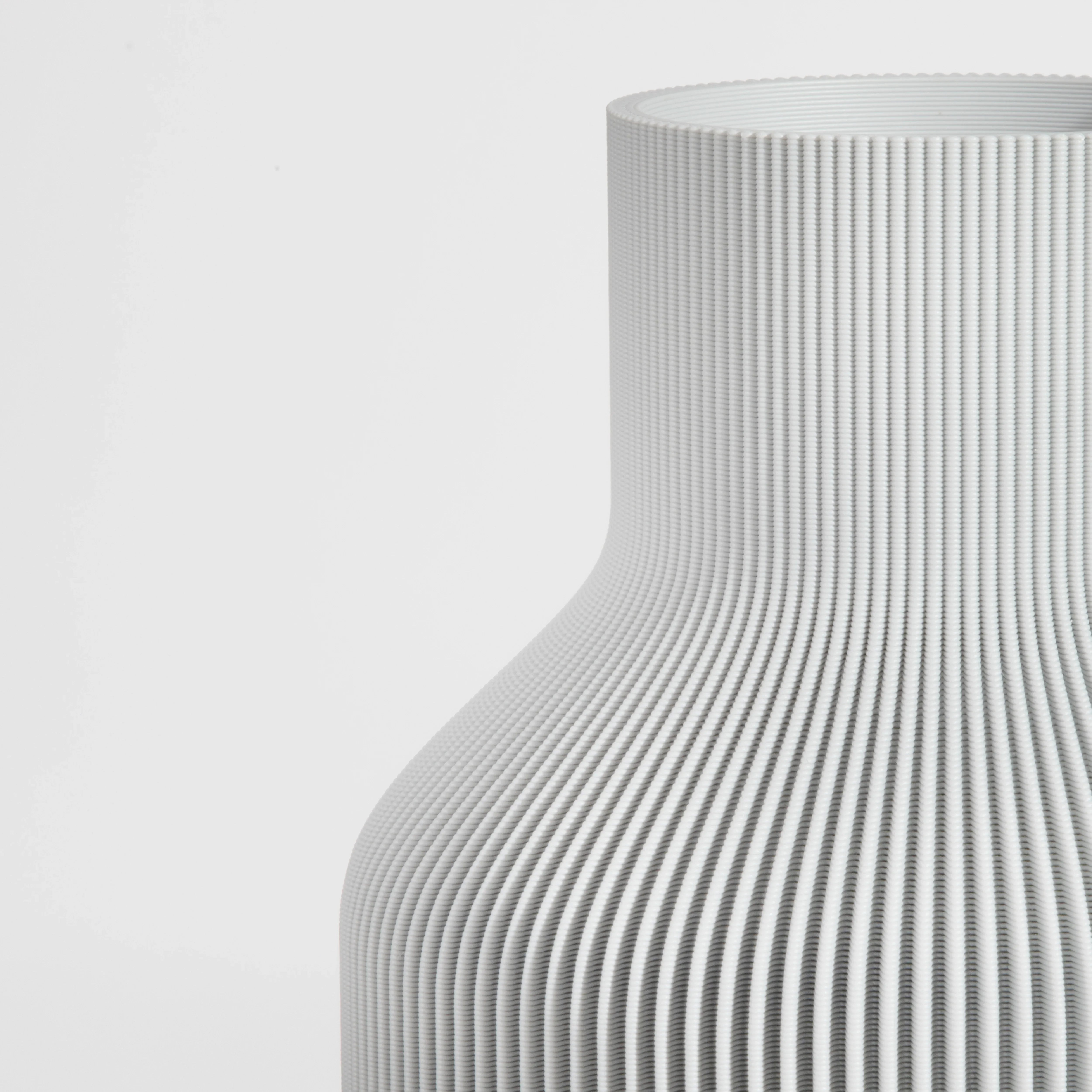 Vase FLASCHE aus 3D Druck mit feiner Rillenstruktur in Nahaufnahme #farbe_weiss