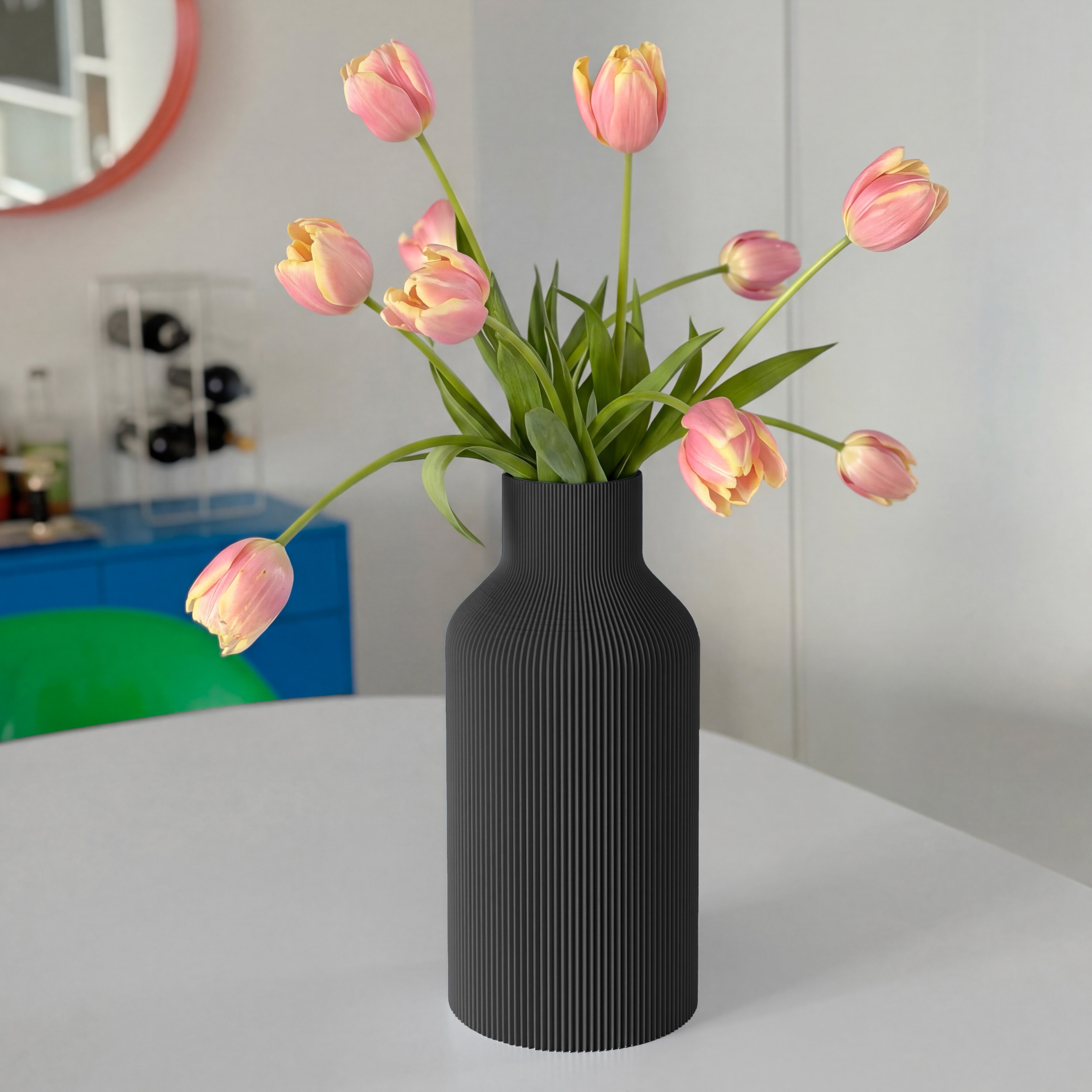 Vase FLASCHE in schwarz aus dem 3D Druck mit rosa Tulpen auf rundem Tisch #farbe_schwarz