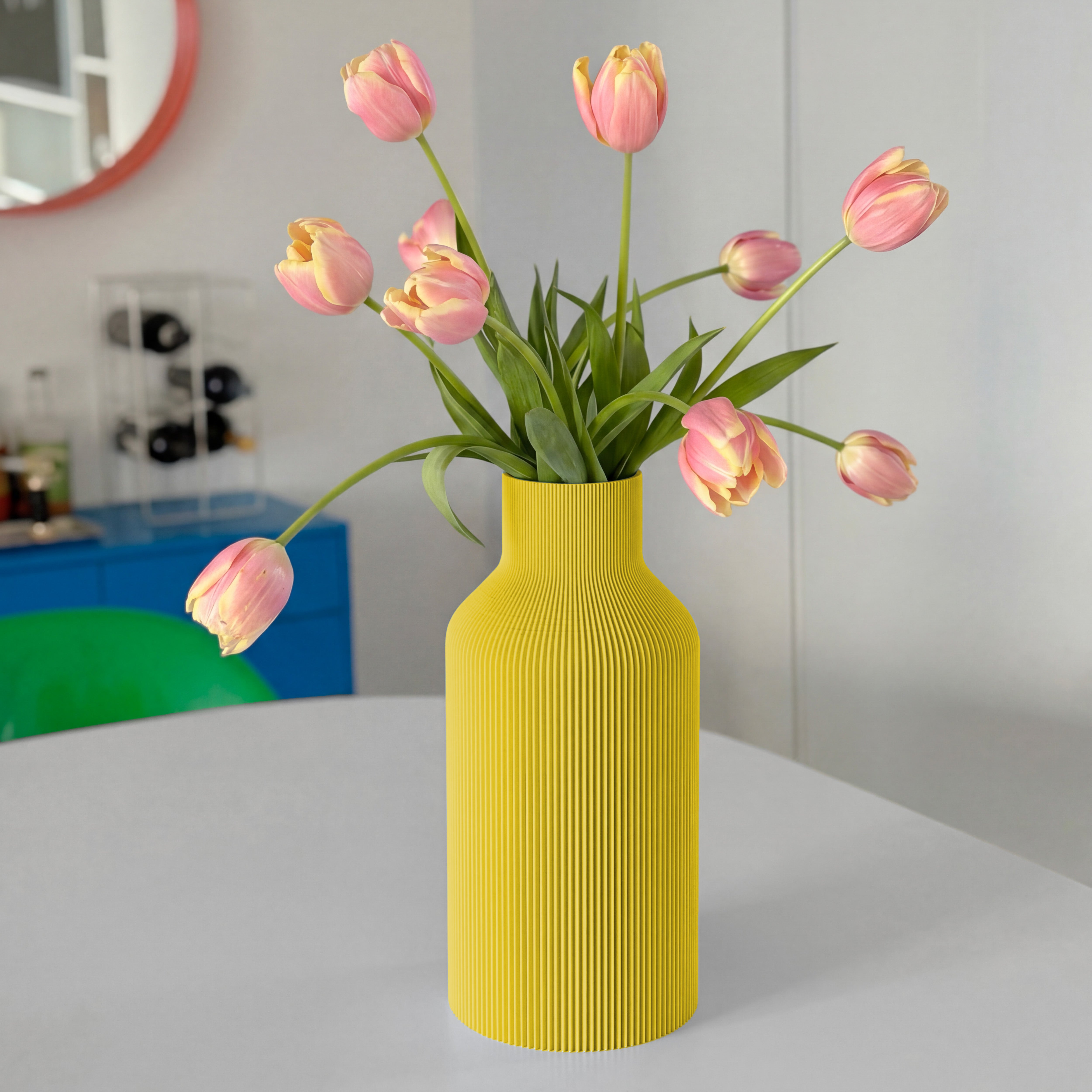 Vase FLASCHE in gelb aus dem 3D Druck mit rosa Tulpen auf rundem Tisch #farbe_gelb