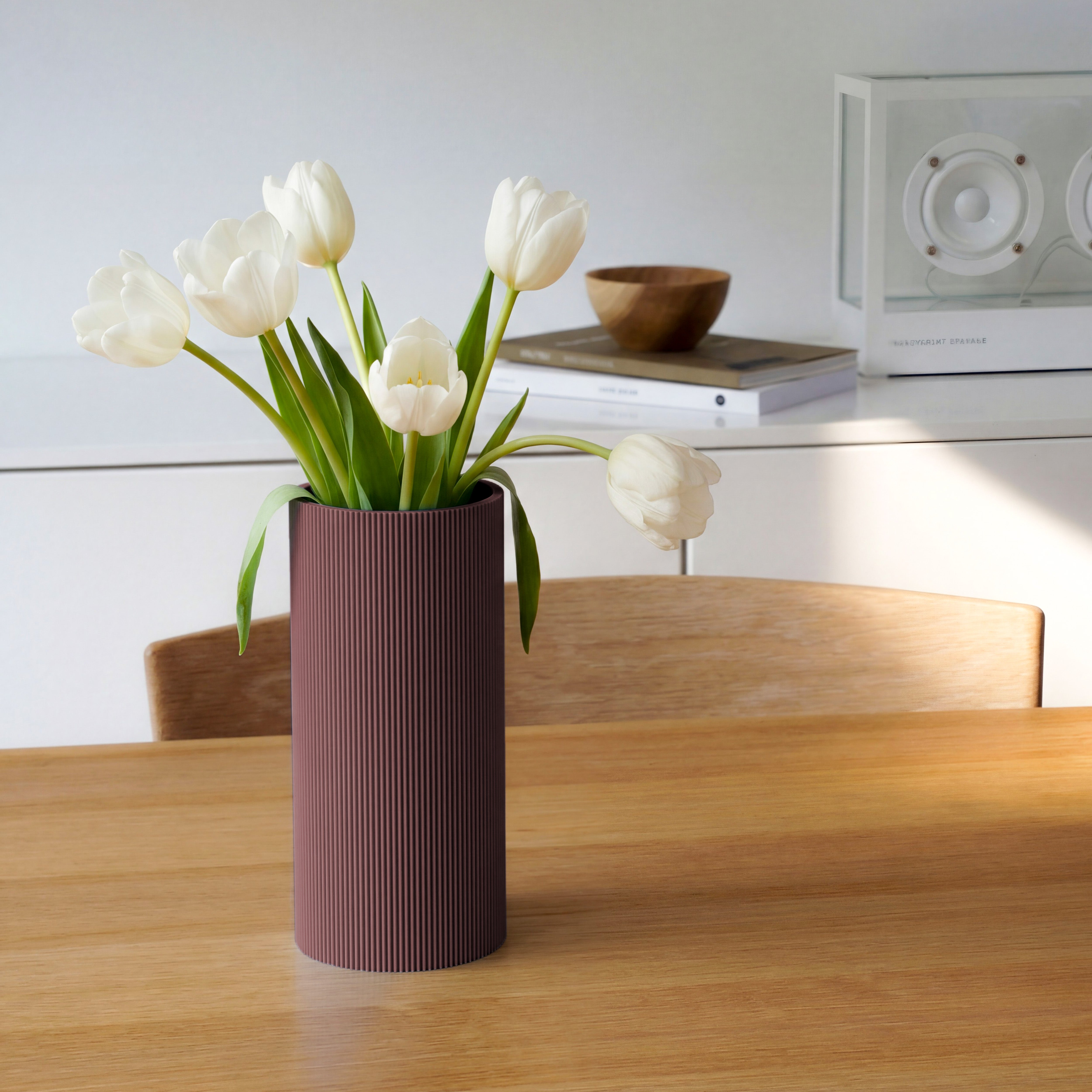 Vase Gerade in aschlila aus dem 3D Druck mit weißen Tulpen auf einem Holztisch #farbe_aschlila
