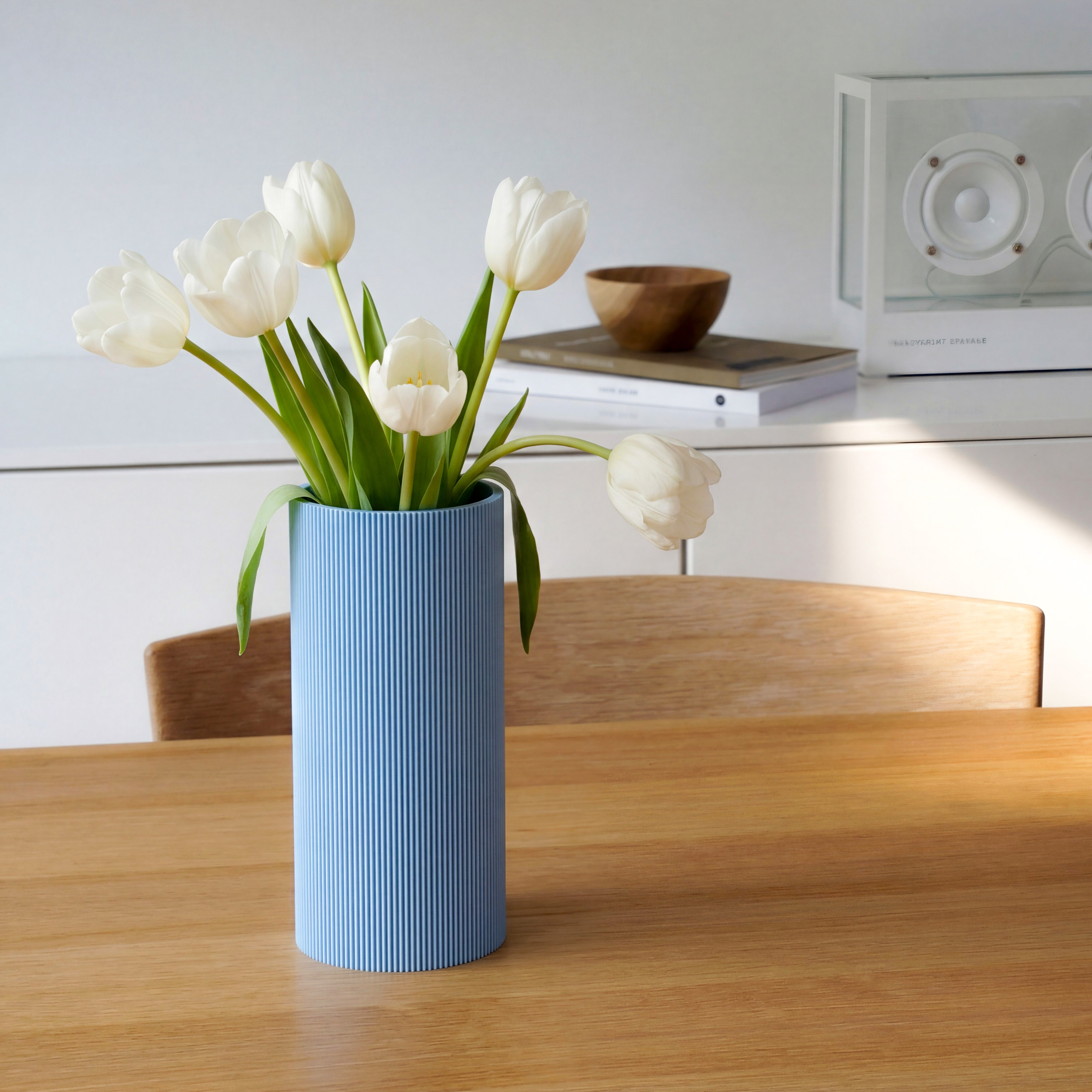 Vase Gerade in pastellblau aus dem 3D Druck mit weißen Tulpen auf einem Holztisch #farbe_pastellblau
