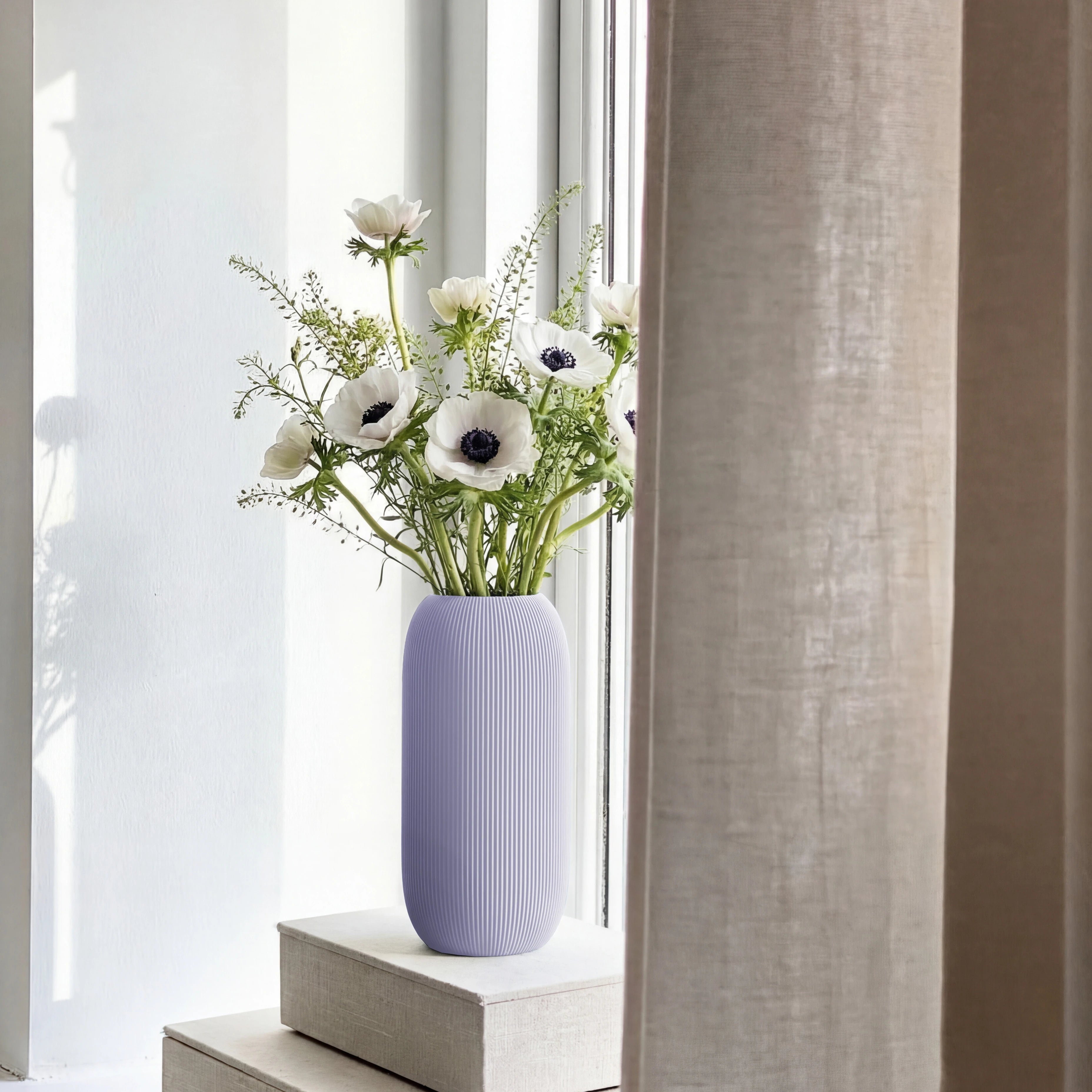 Fliederfarbene Vase Pille aus dem 3D Druck mit weißen Anemonen auf der Fensterbank #farbe_abc