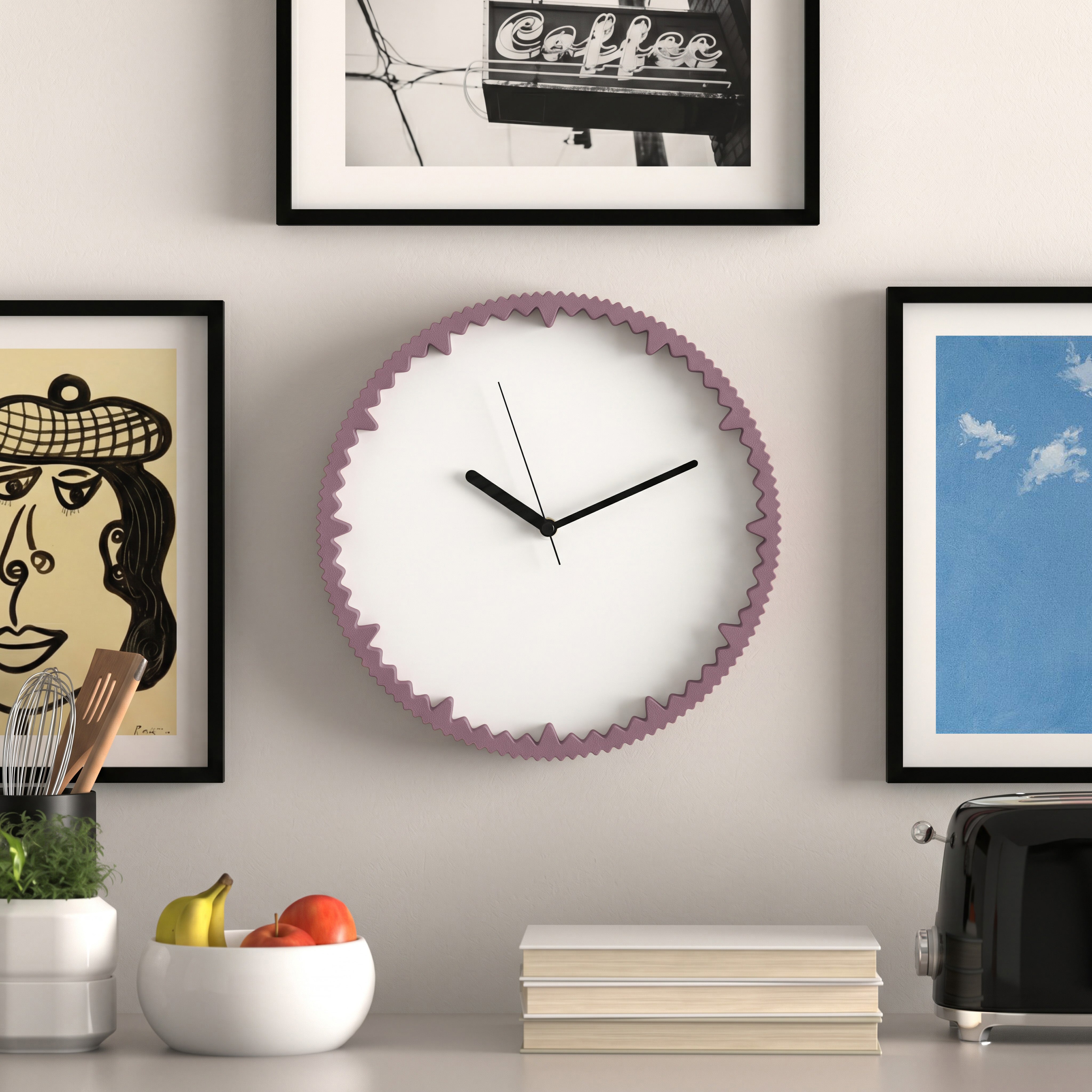 Moderne Wanduhr lila mit gezacktem Rand aus dem 3D Druck an Küchenwand mit Bilderrahmen #farbe_aschlila