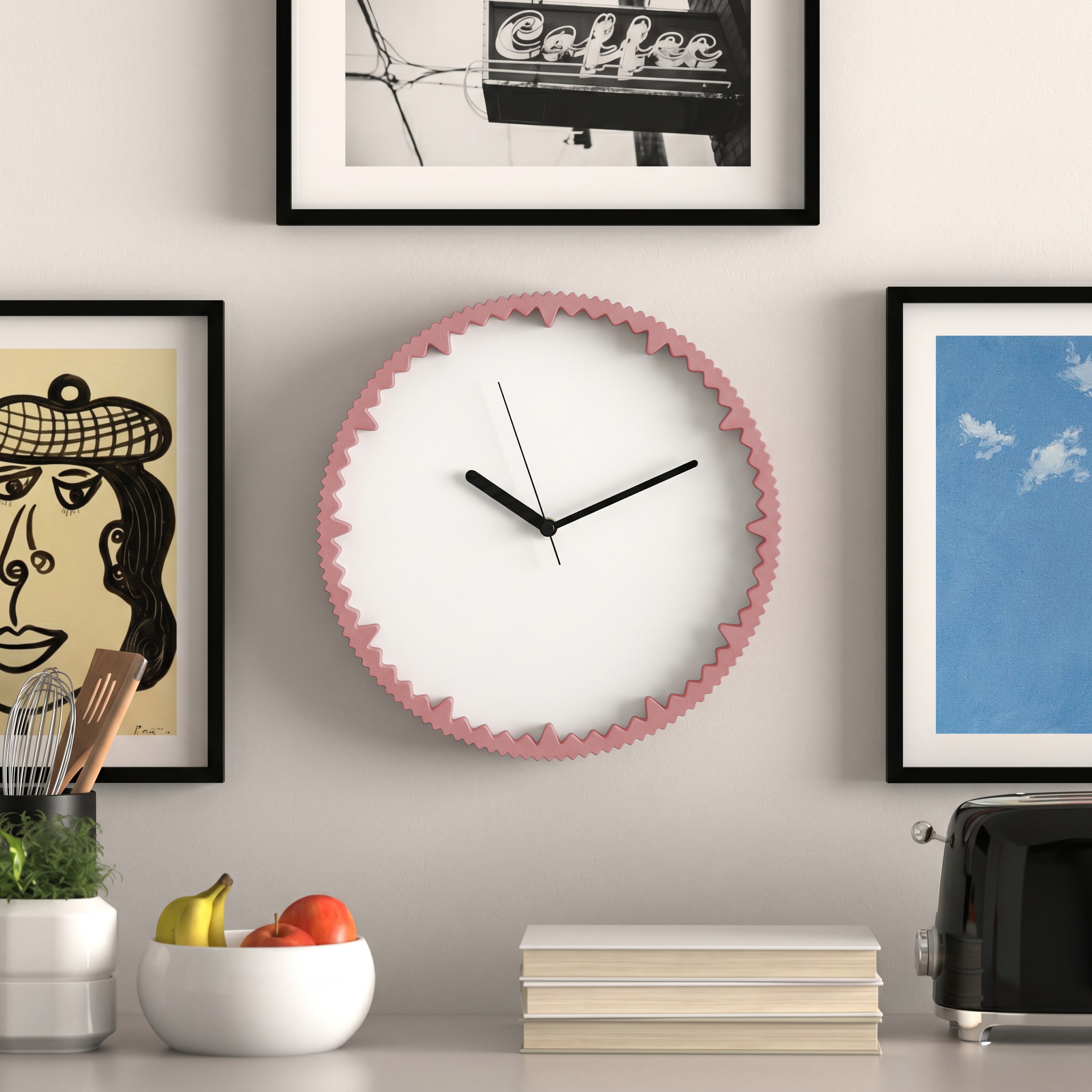 Moderne Wanduhr terracotta mit gezacktem Rand aus dem 3D Druck an Küchenwand mit Bilderrahmen #farbe_terracotta